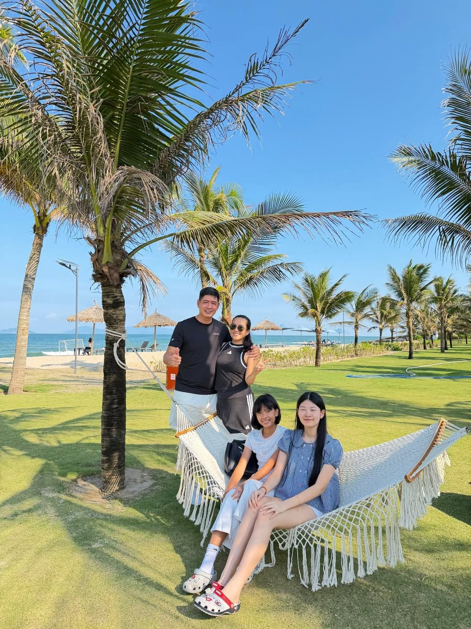 Vợ chồng Bình Minh đưa hai con gái đi nghỉ dưỡng dịp đầu năm tại một resort ở Đà Nẵng. Ảnh: FB Bình Minh