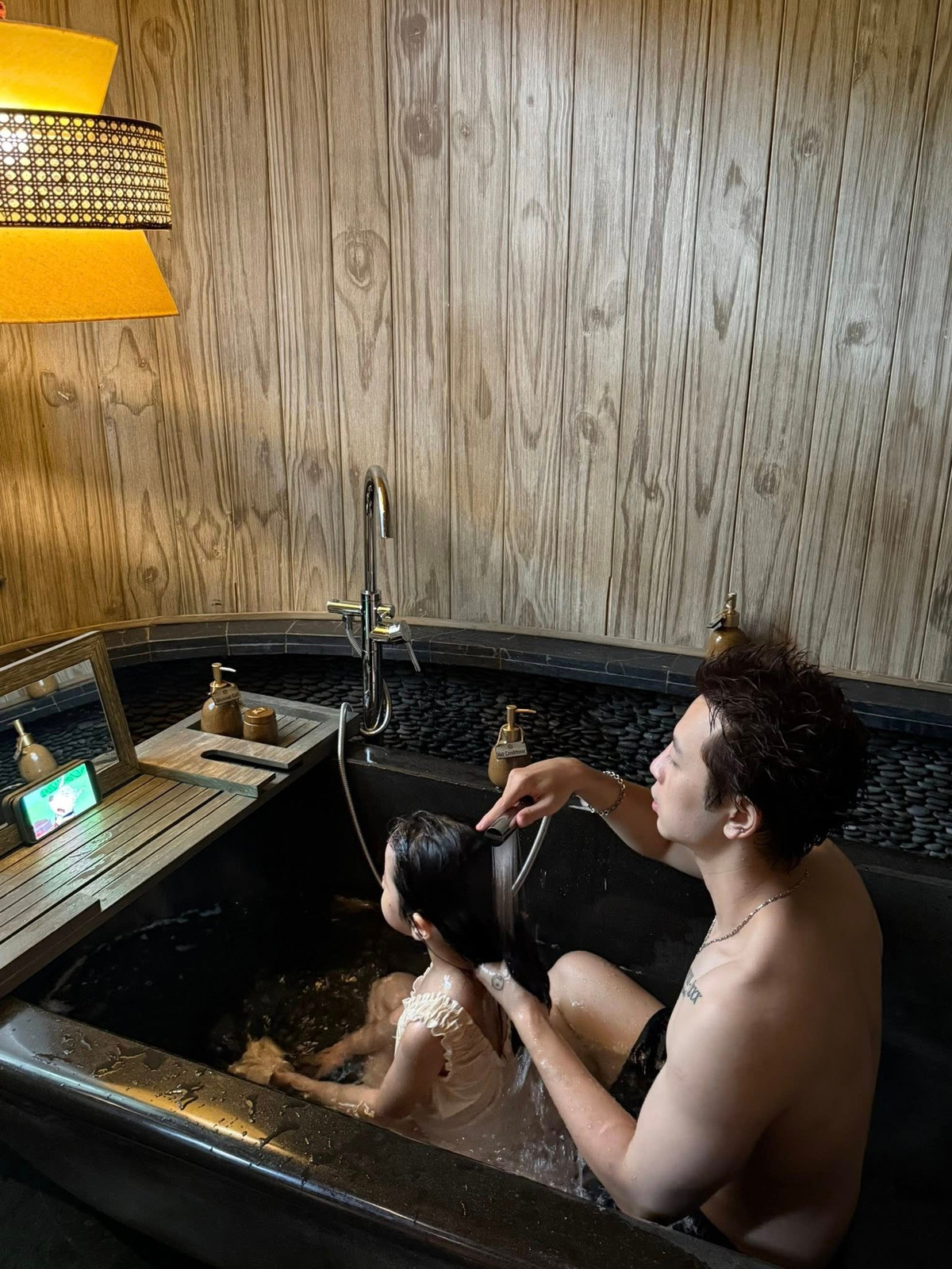 Trương Mỹ Nhân khoe ông xã chu đáo với vợ con. Ảnh: FB Trương Mỹ Nhân