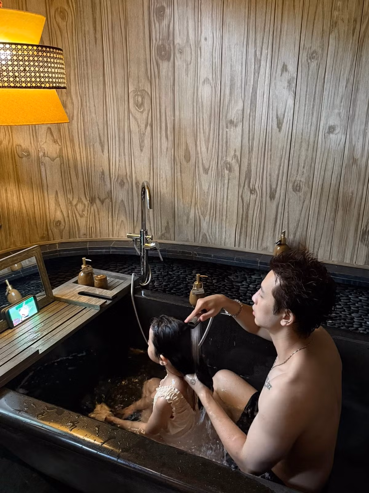 Trương Mỹ Nhân khoe ông xã chu đáo với vợ con. Ảnh: FB Trương Mỹ Nhân