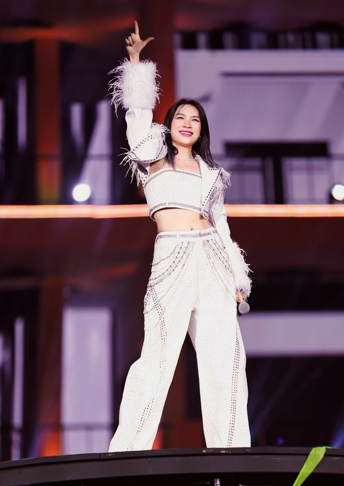 Mỗi lần đi diễn, Mỹ Tâm thường lựa chọn phong cách ăn mặc tôn lên vóc dáng thon gọn, tràn đầy năng lượng, ghi điểm tuyệt đối trong mắt khán giả.