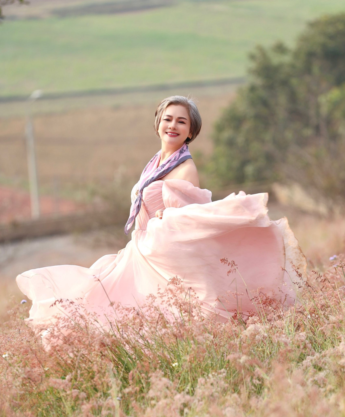 Diễn viên Thu Quế xinh đẹp chụp ảnh trên cánh đồng cỏ hồng. Ảnh: FB Quế Thu
