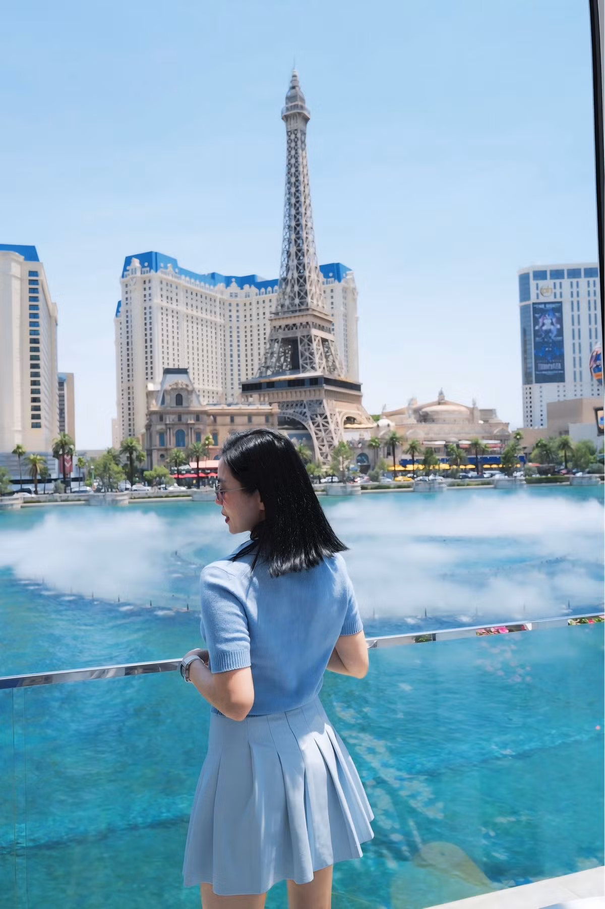 Điểm nhấn trong loạt ảnh chính là mái tóc ngắn tự nhiên, giúp gương mặt của “nữ hoàng phòng trà” thêm phần tươi mới, thanh thoát.