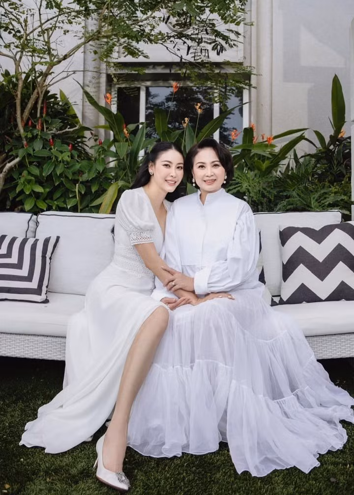 Gương mặt bà toát lên vẻ dịu dàng, với nụ cười tươi tắn làm sáng bừng cả khung hình.