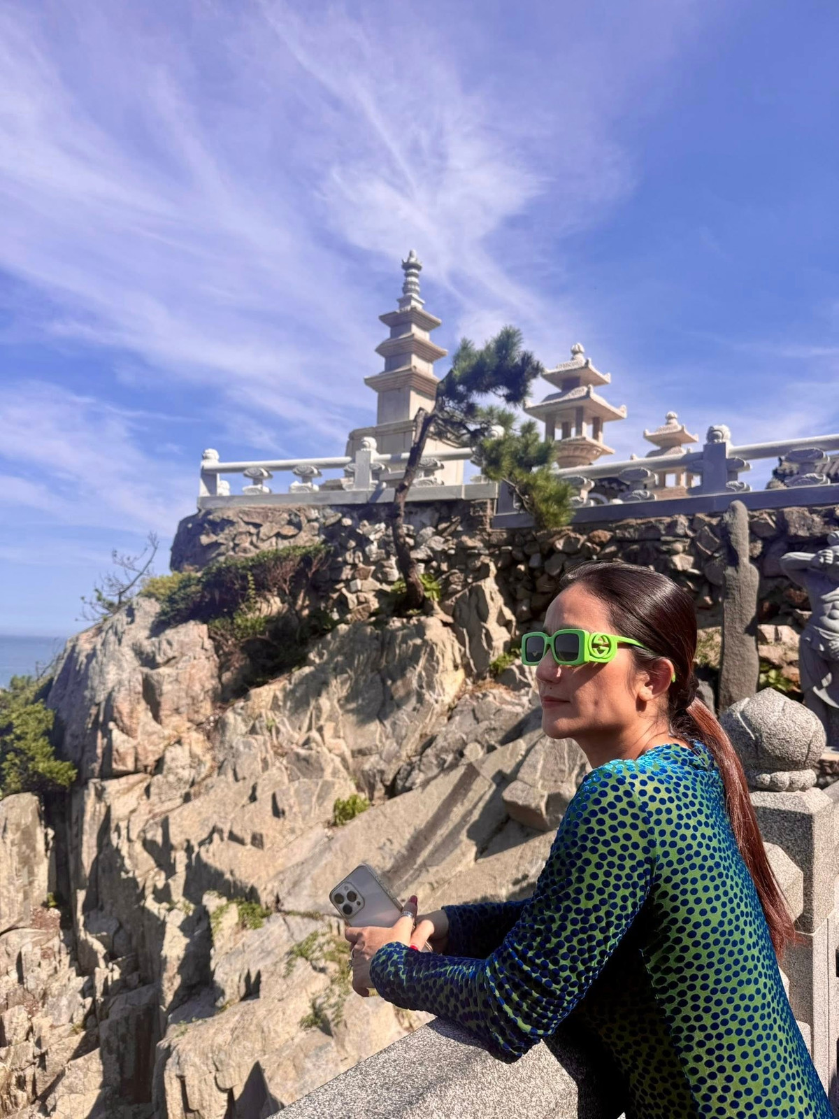 Diễn viên Cát Tường thăm thú Chùa Haedong Yonggungsa - là một trong những ngôi chùa độc đáo nhất tại Hàn Quốc. Ảnh: FB Nguyễn Trí Cát Tường