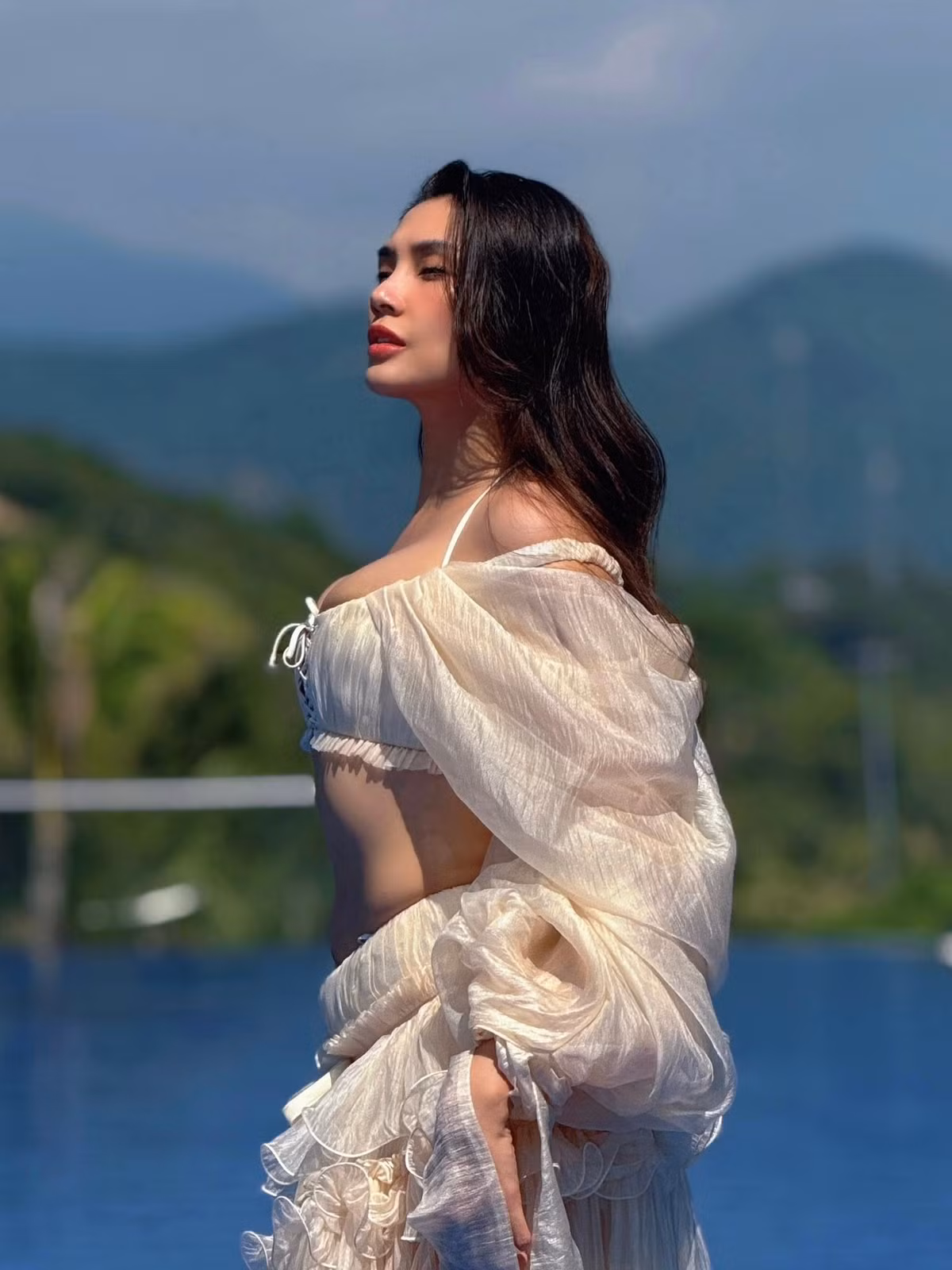 Cô tự tin tạo dáng, khoe hình thể săn chắc, khỏe khoắn như thời son rỗi. Ảnh: FB Võ Hoàng Yến