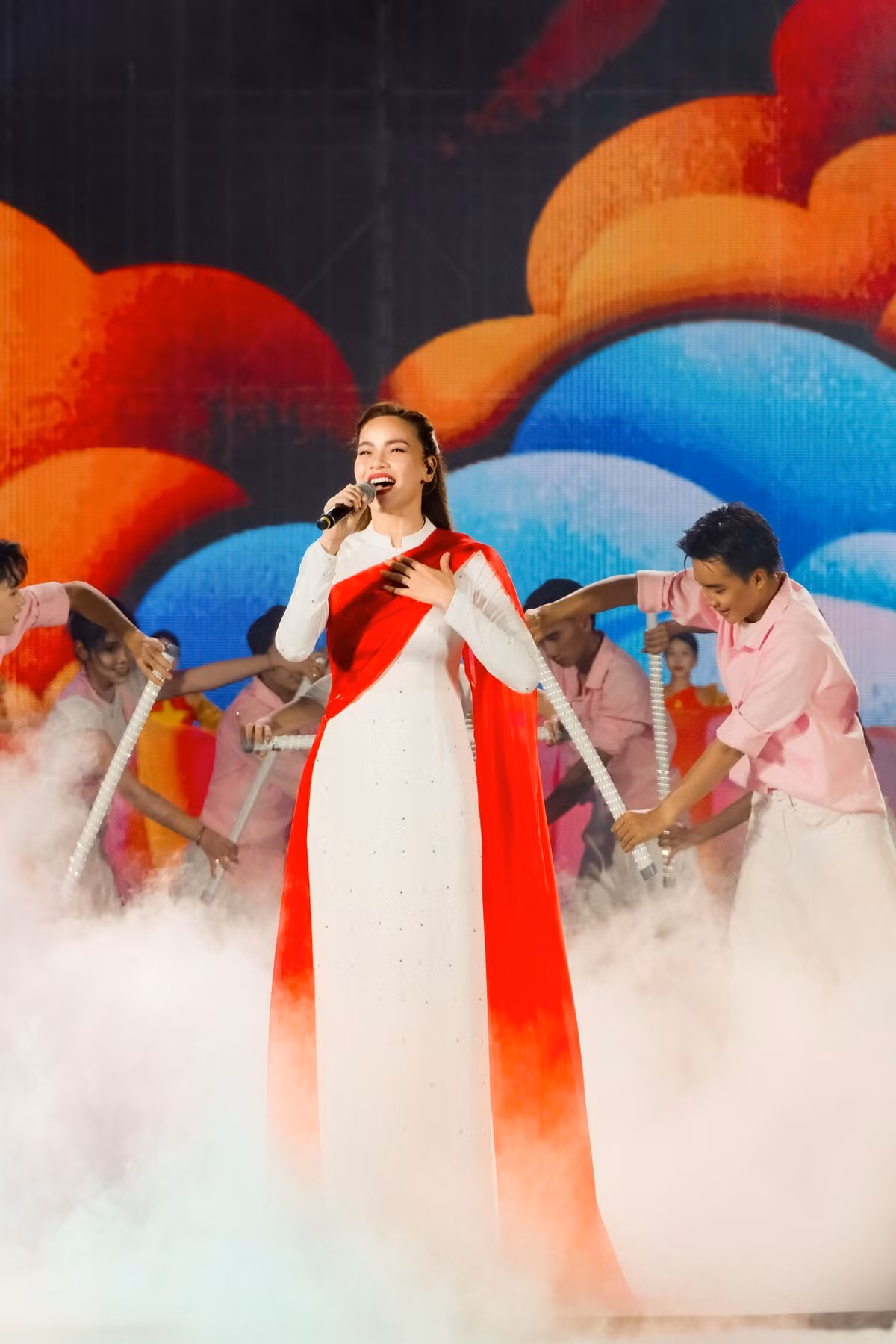 Hồ Ngọc Hà thấy tự hào khi được hát "Rực rỡ Việt Nam tôi" trong đêm nhạc bế mạc Triển lãm Quốc gia 80 năm thành tựu đất nước. Ảnh: FB Ho Ngoc Ha