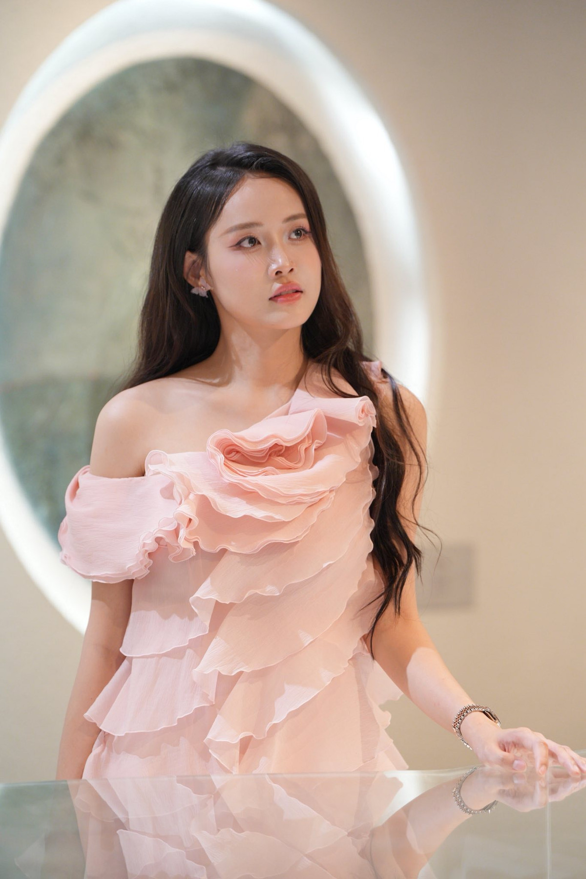 Làn da mịn màng, gương mặt trong trẻo cùng nụ cười tươi tắn giúp cô luôn nổi bật trong mọi khung hình.