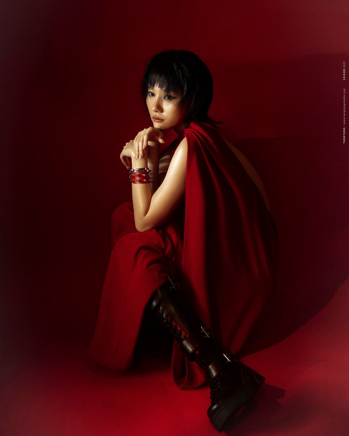 Trong loạt ảnh mới chia sẻ, Uyển Ân khoác lên mình chiếc đầm đỏ mang sắc thái lễ hội quen thuộc của Noel.