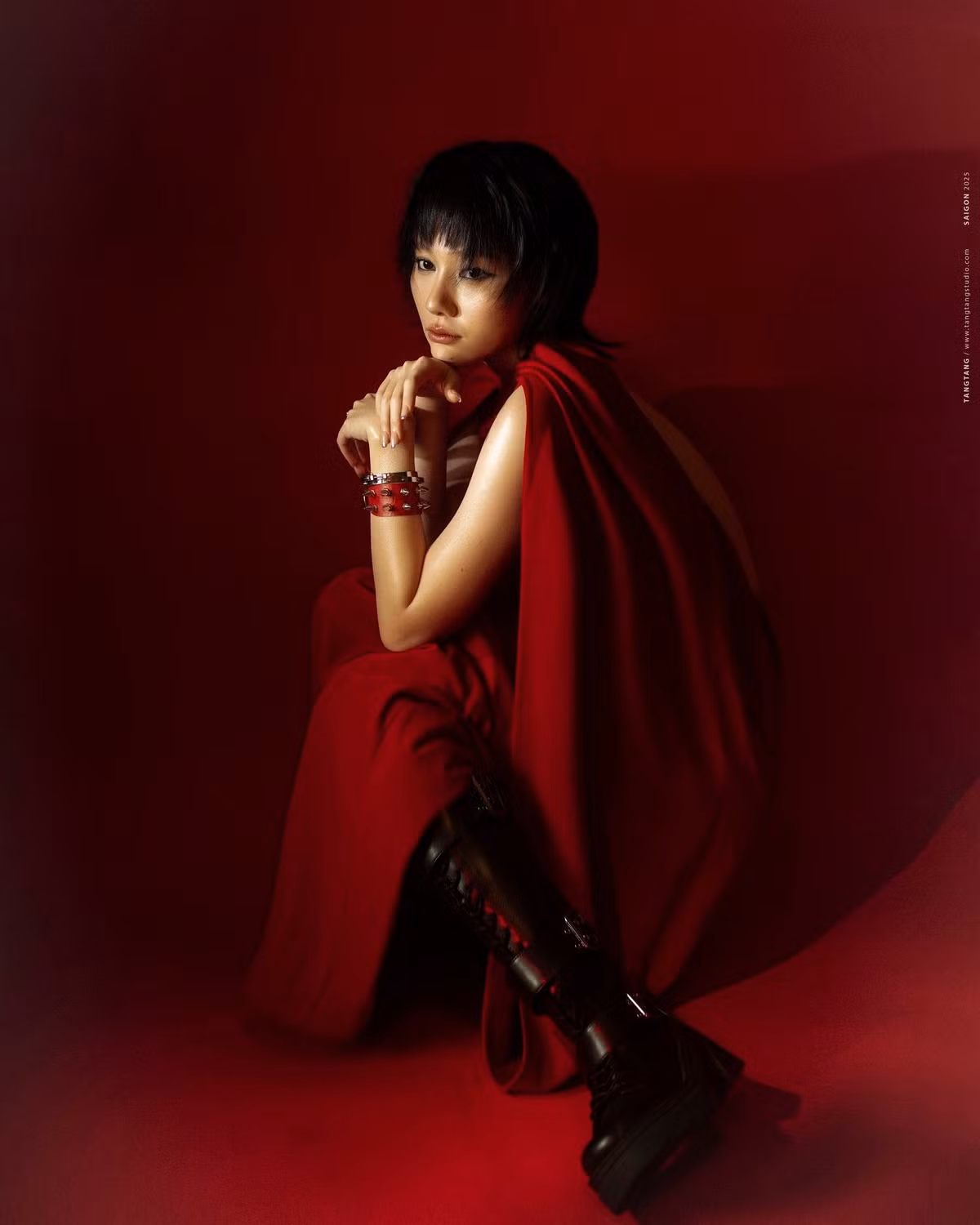 Trong loạt ảnh mới chia sẻ, Uyển Ân khoác lên mình chiếc đầm đỏ mang sắc thái lễ hội quen thuộc của Noel.