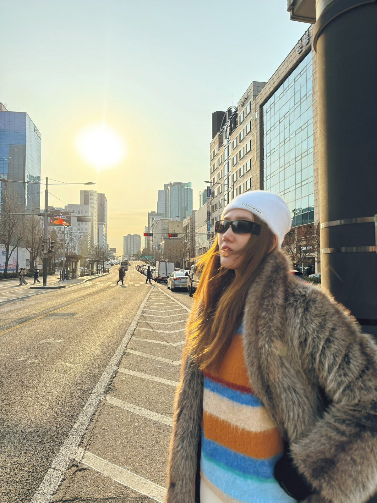 Nhan sắc ngày càng thăng hạng cùng vóc dáng gọn gàng giúp Thúy Ngân nổi bật giữa khung cảnh tuyết trắng, khiến cư dân mạng không ngớt lời khen ngợi.