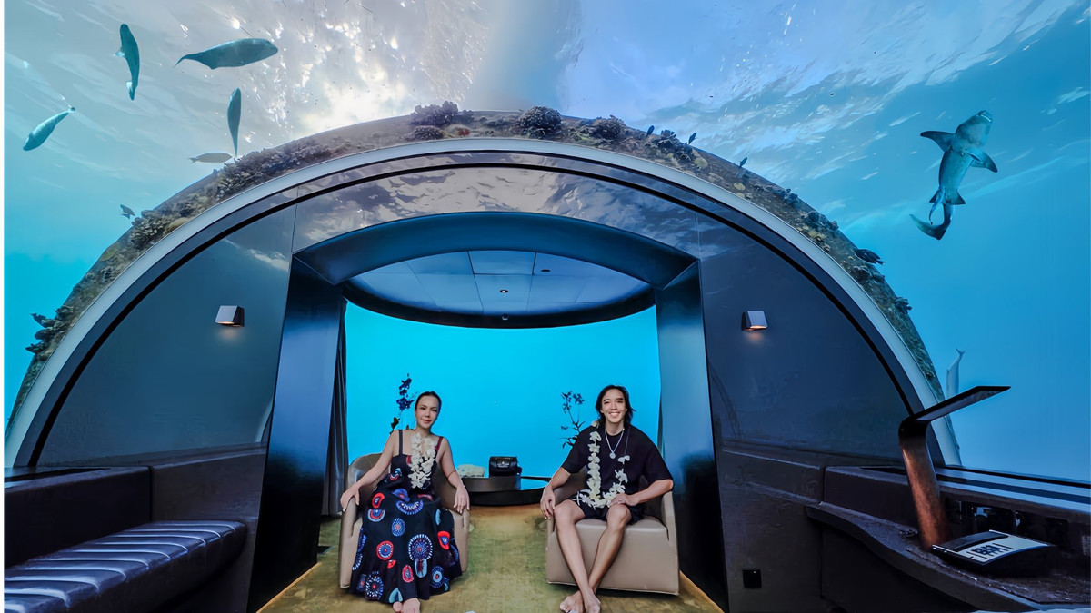 Diễn viên Việt Hương cùng ông xã Hoài Phương chi số tiền "khủng" để trải nghiệm cảm giác nằm giữa lòng Ấn Độ Dương với hàng nghìn loài cá bơi xung quanh. Ảnh: FB Việt Hương