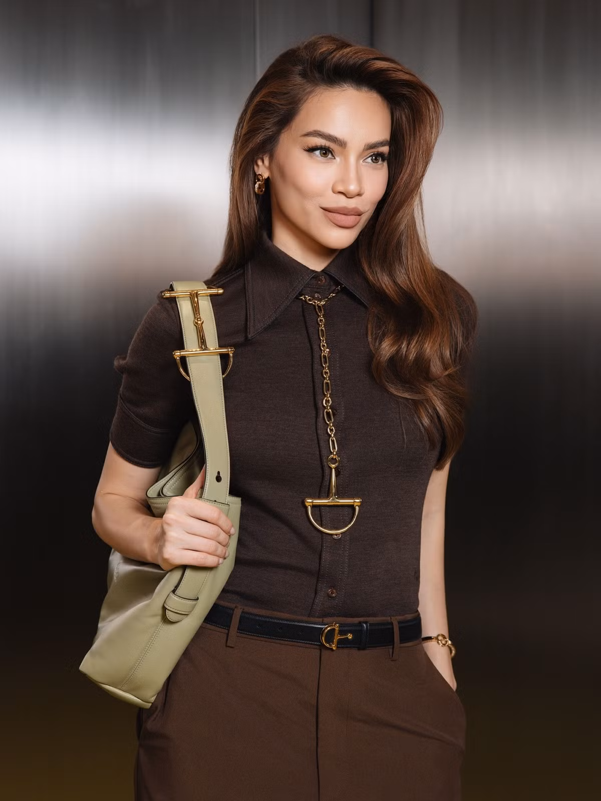 Chính sự tối giản nhưng tinh tế này đã giúp Hồ Ngọc Hà tỏa sáng với thần thái tự tin, sang chảnh, không hề lép vế trước nhan sắc của mỹ nhân Thái Lan. Ảnh: FB Ho Ngoc Ha