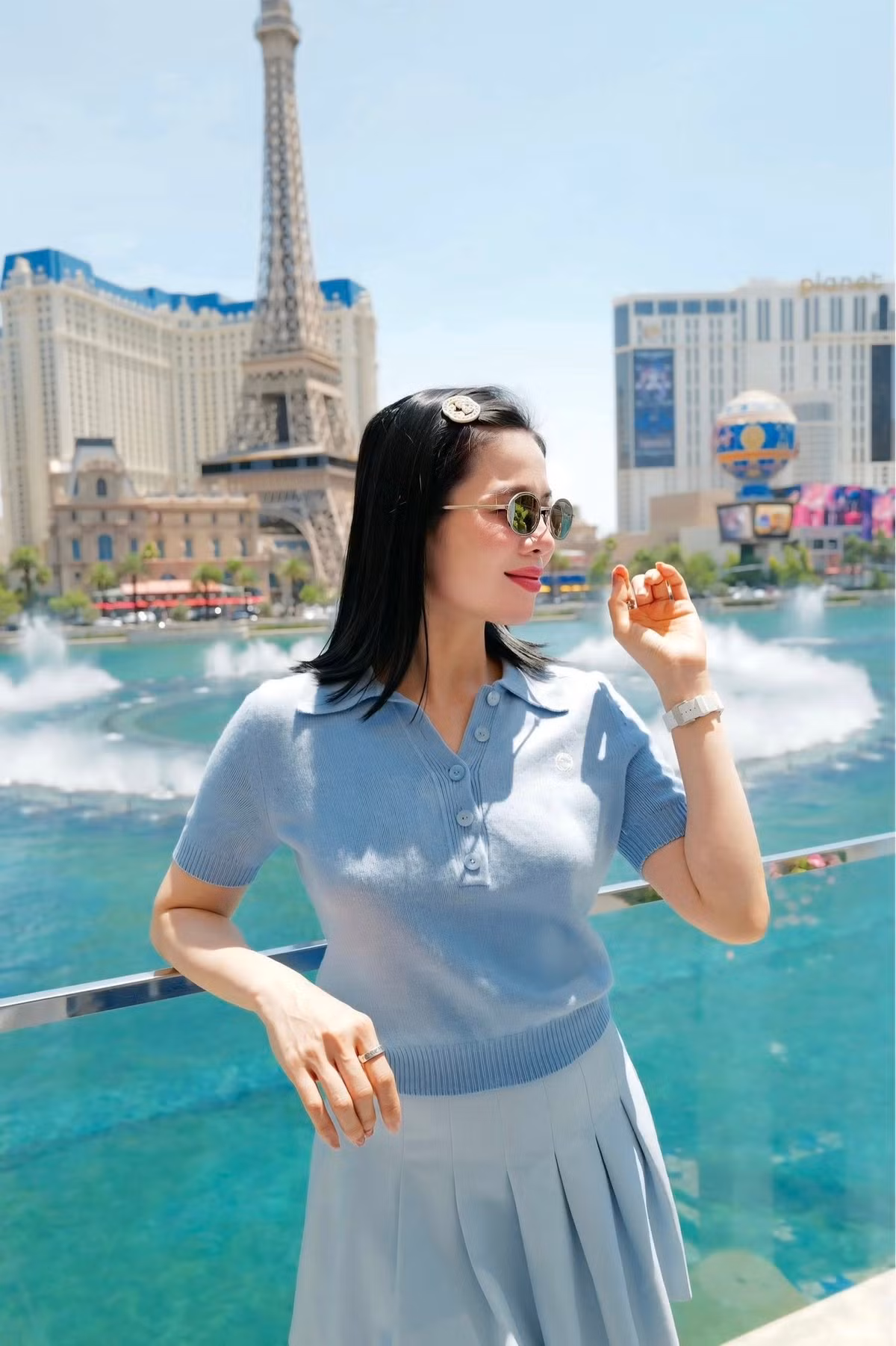 Kết hợp cùng chiếc kính hàng hiệu, Lệ Quyên khéo léo khoe thần thái sang chảnh nhưng vẫn giữ được sự trẻ trung.