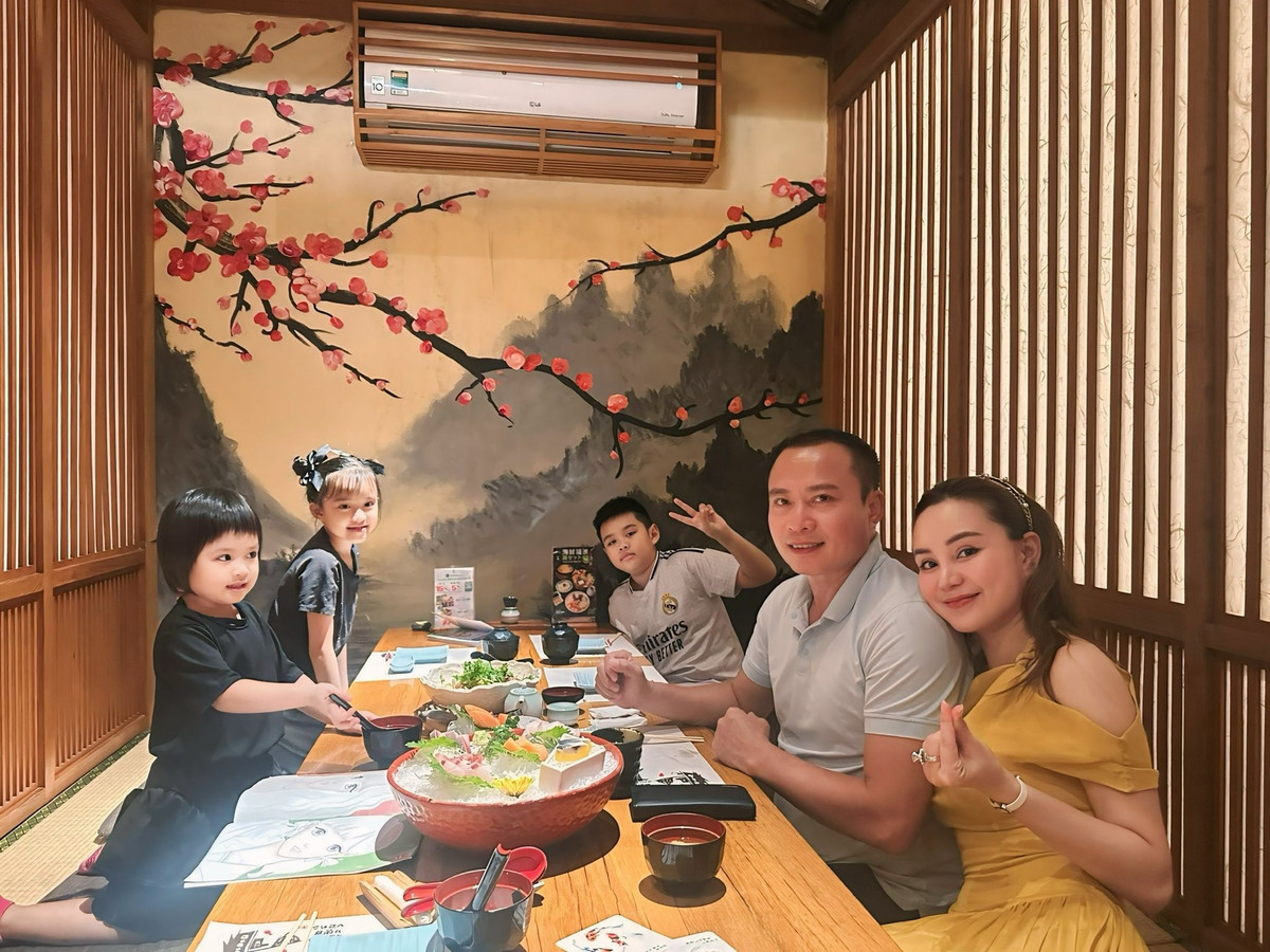 Gia đình Vy Oanh đi ăn uống, dạo phố ngày lễ. Ảnh: FB Nguyễn Vy Oanh