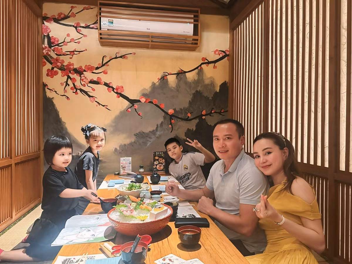 Gia đình Vy Oanh đi ăn uống, dạo phố ngày lễ. Ảnh: FB Nguyễn Vy Oanh