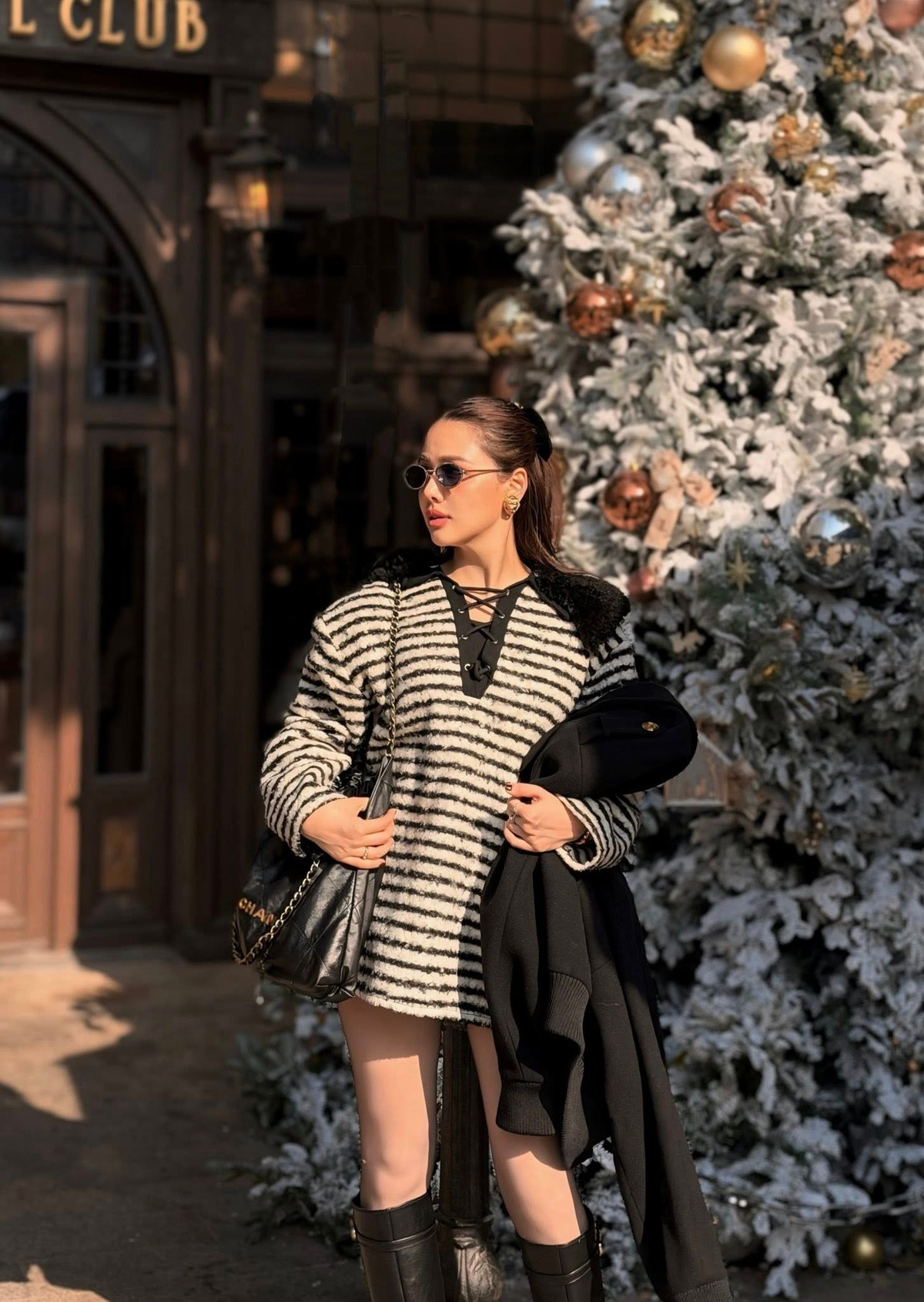 Nhiều ý kiến nhận xét, trong loạt ảnh gần đây, Phanh Lee ngày càng mặn mà và quyến rũ hơn.