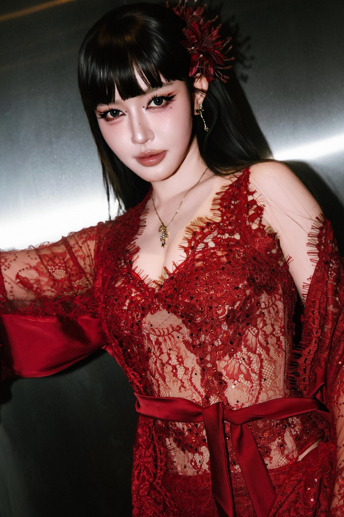 Không chỉ sự nghiệp âm nhạc thăng hoa, nhan sắc của Bích Phương cũng luôn là đề tài được công chúng quan tâm trong suốt nhiều năm qua. Nữ ca sĩ được khán giả biết đến lần đầu khi tham gia chương trình Vietnam Idol 2010, tuy nhiên cô chỉ dừng chân ở top 40.