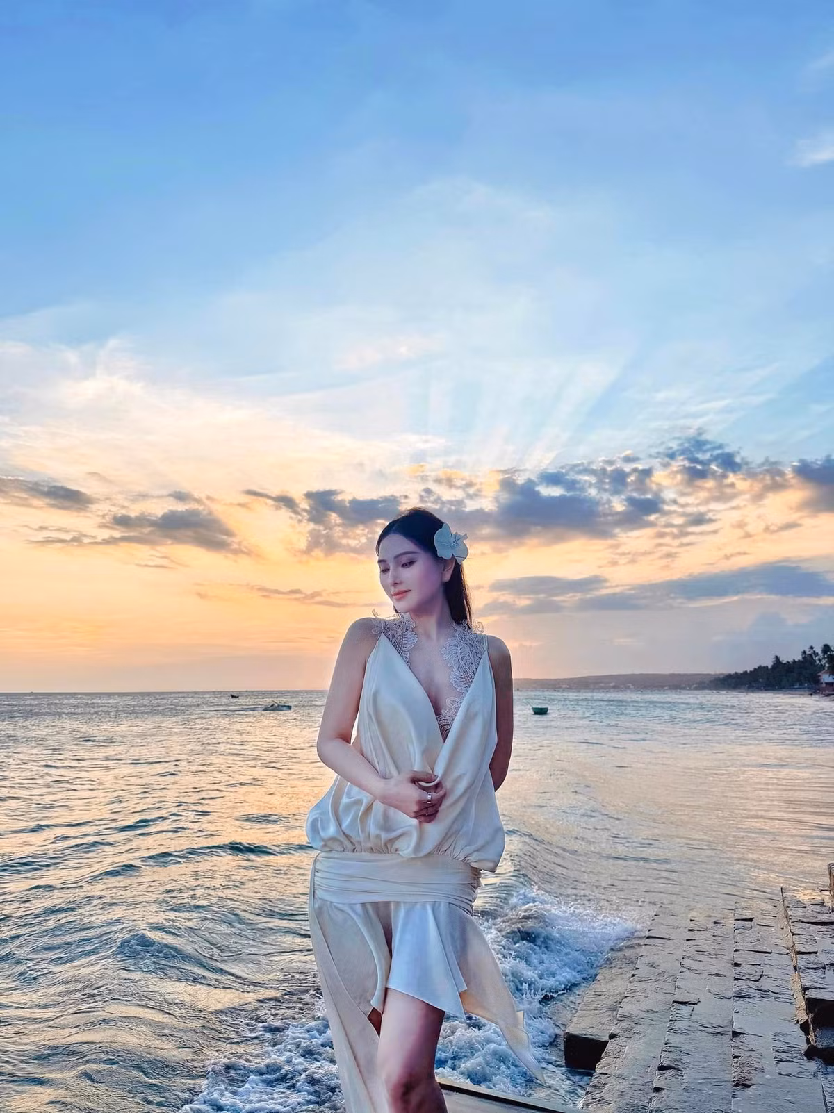 Hiện tại, ngoài việc duy trì hoạt động ca hát, Thu Thủy còn lấn sân kinh doanh và chăm sóc tổ ấm. Ảnh: FB Nguyễn Thu Thuỷ