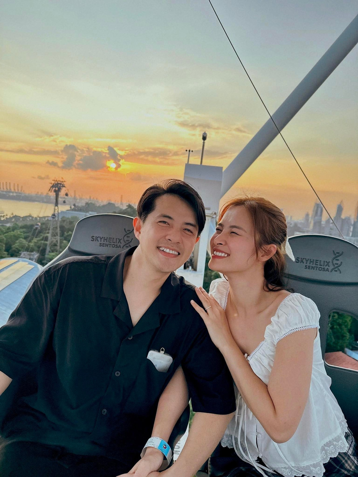 Tin tức sao Việt 1/7: Vợ chồng Ông Cao Thắng và Đông Nhi chụp ảnh với hoàng hôn ở Singapore. Ảnh: FB Đông Nhi