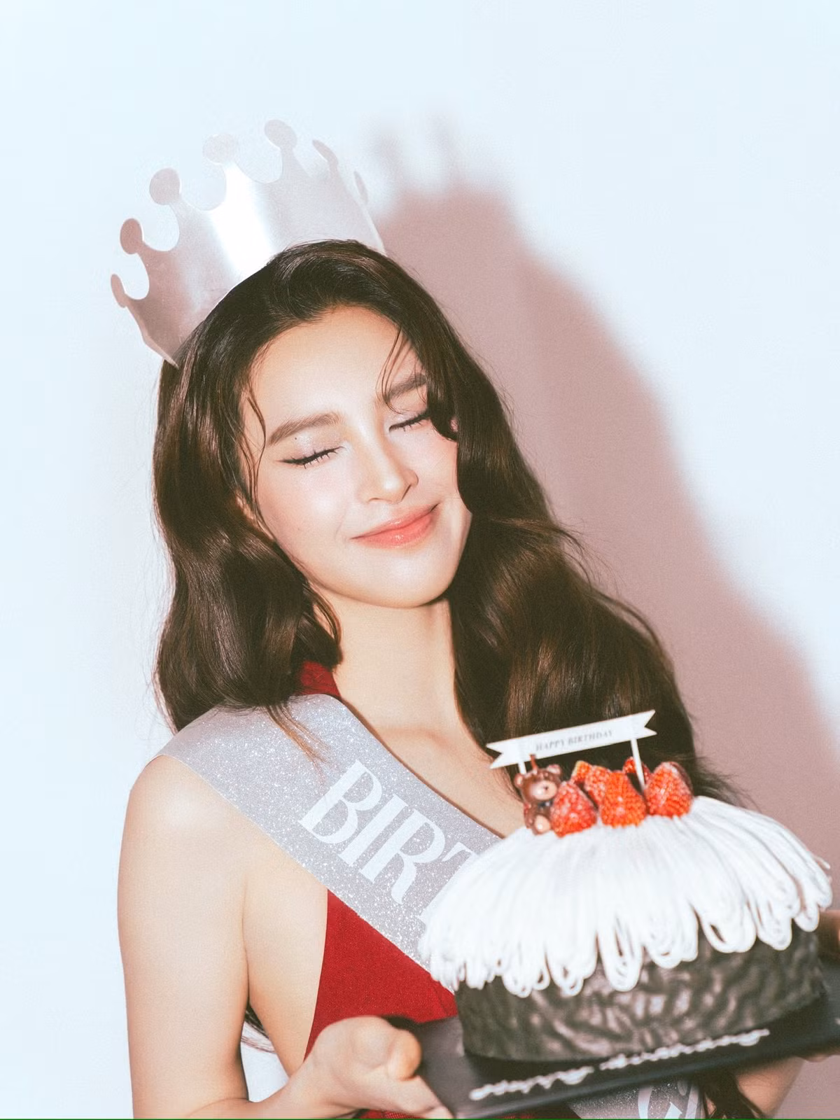 Vẻ đẹp của cô là sự pha trộn giữa nét Á Đông dịu dàng và nét hiện đại, khỏe khoắn.