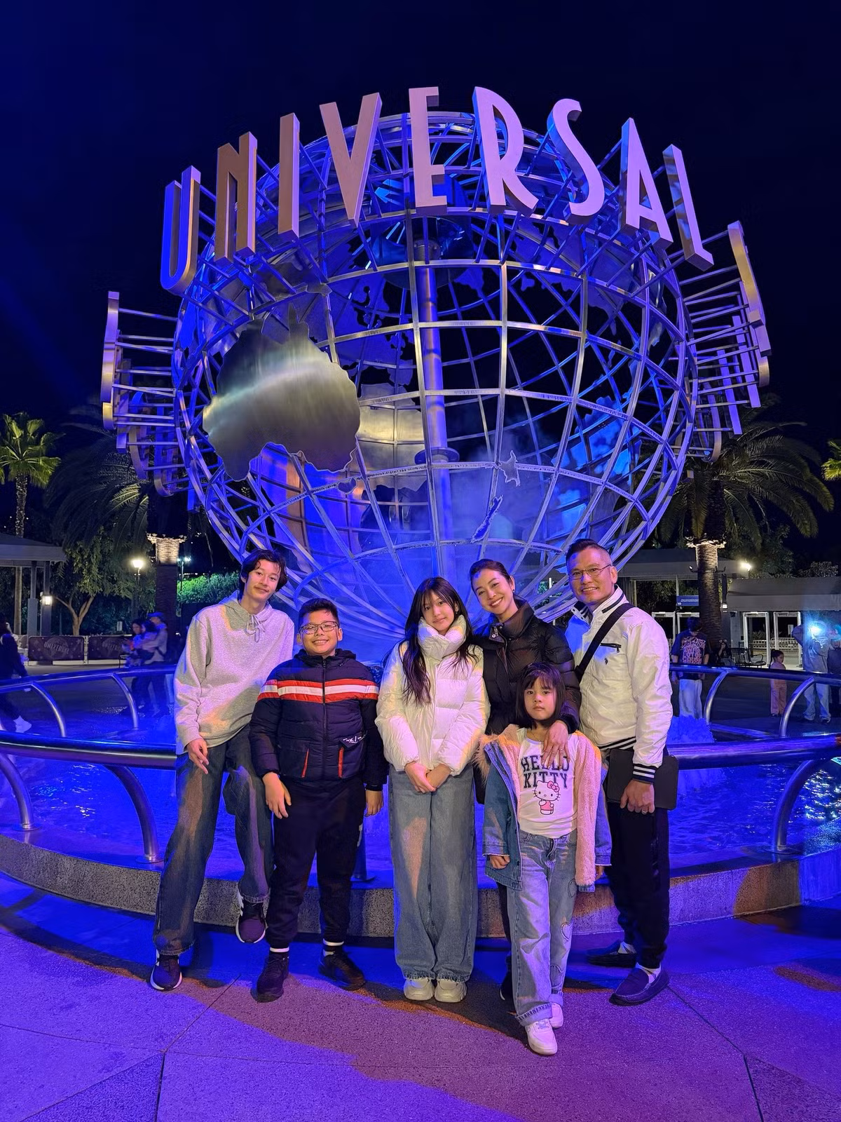 Con trai Jennifer Phạm, Bảo Nam dành cả ngày cùng bố mẹ đưa các em đi chơi công viên Universal tại California. Ảnh: FB Jennifer Pham