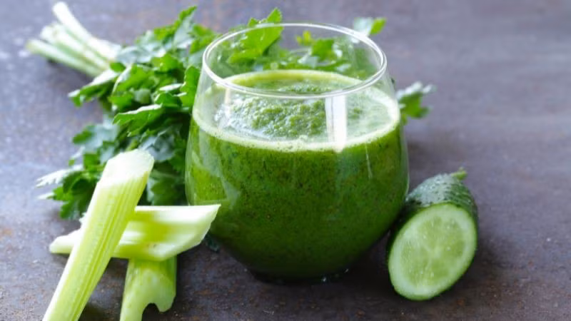 Hàm lượng chất xơ dồi dào trong cần tây giúp cơ thể đào thải độc tố hiệu quả hơn. Đồng thời, loại rau này còn hỗ trợ chức năng gan, giúp cơ thể duy trì trạng thái khỏe mạnh.