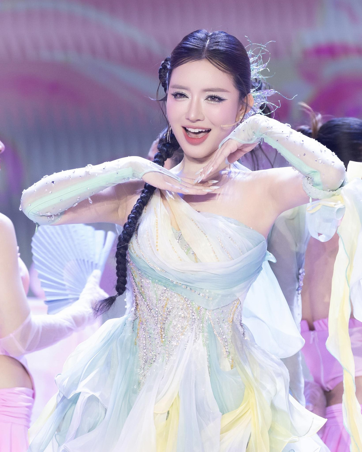 Nhờ quá trình tập luyện và kiểm soát chế độ ăn uống nghiêm túc, vóc dáng của nữ ca sĩ trở nên thon gọn và săn chắc hơn trước.