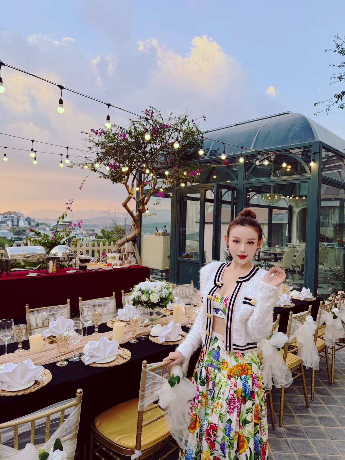 Trên mạng xã hội, mỗi lần xuất hiện với trang phục tôn dáng, Huyền Baby đều khiến người hâm mộ trầm trồ vì thân hình cân đối và phong cách sang trọng, đậm chất “phú bà”.