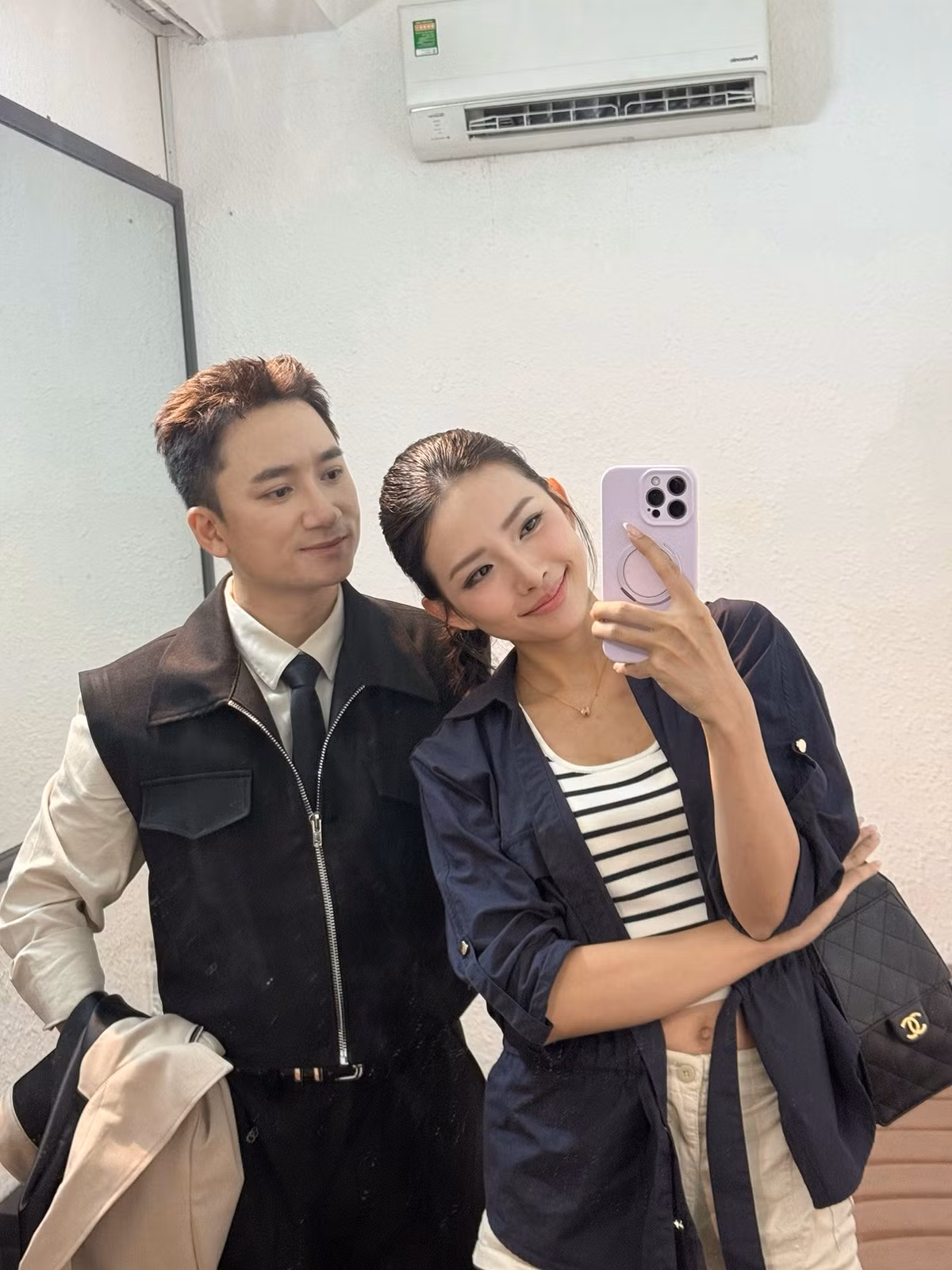 Trong công việc, Khánh Vy luôn đồng hành cùng chồng trong các sự kiện, chương trình biểu diễn ở cả trong và ngoài nước, trở thành hậu phương vững chắc cho nam nhạc sĩ.