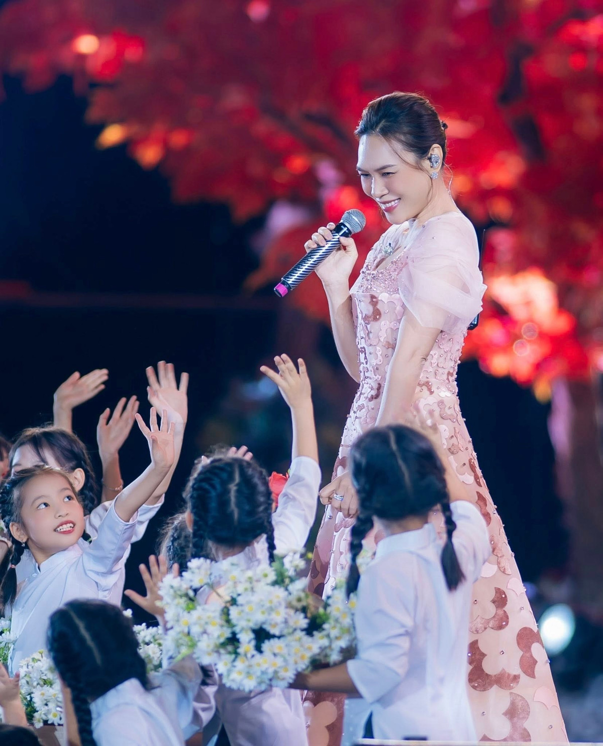 Ca sĩ Mỹ Tâm diện váy đính hàng nghìn bông hoa tôn vẻ nữ tính khi biểu diễn trong khai mạc Hội chợ Mùa thu 2025. Ảnh: FB My Tam