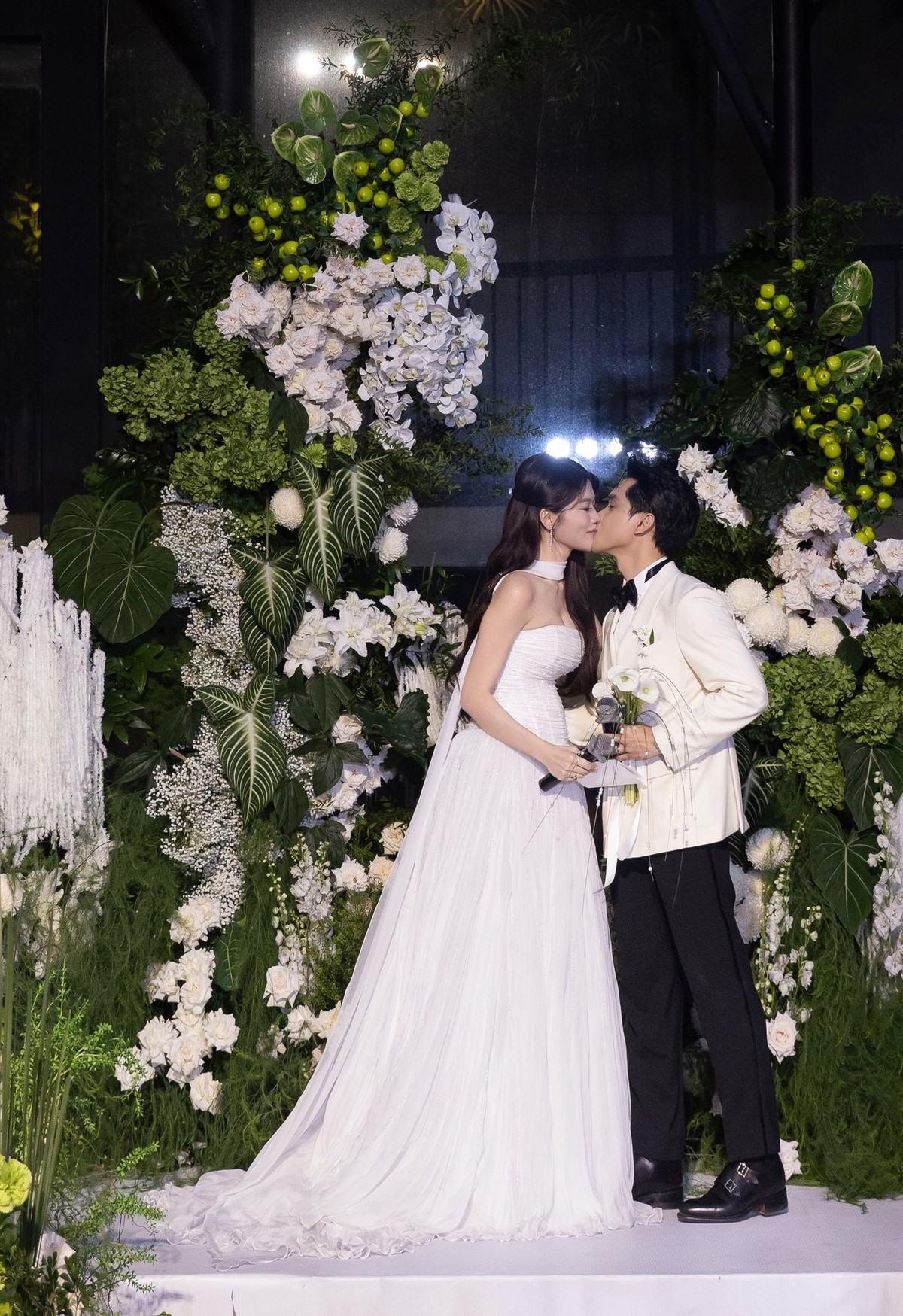 Á hậu Quỳnh Châu cùng ông xã trao nụ hôn ngọt ngào trong ngày cưới. Ảnh: FB Chế Nguyễn Quỳnh Châu