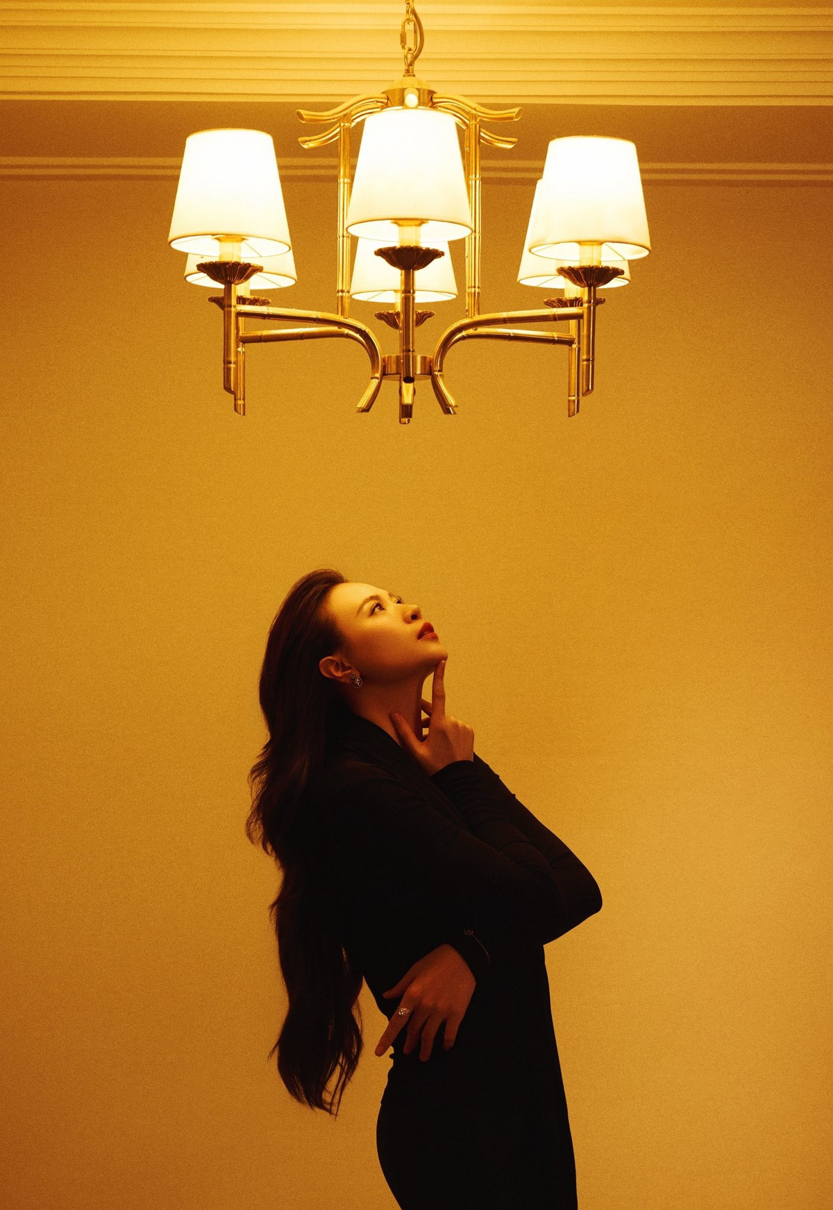 Đàm Thu Trang diện đồ đen quý phái chụp ảnh nghệ thuật. Ảnh: FB Đàm Thu Trang