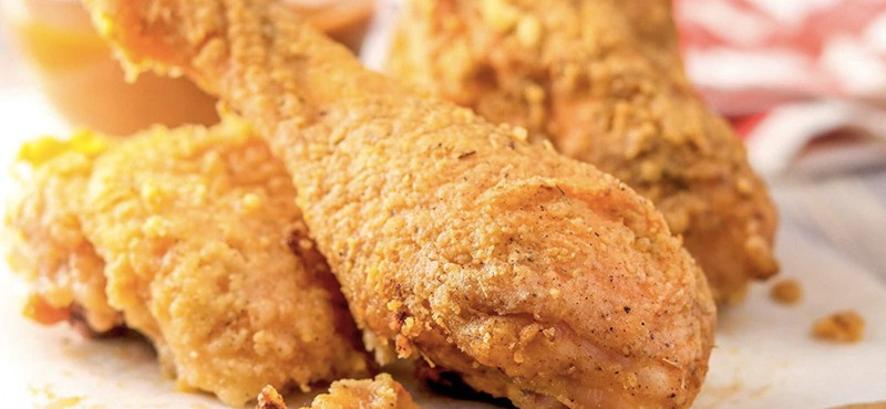 Phết chanh hoặc giấm để da thịt giòn hơn: Muốn phần da thịt khi chiên đạt độ giòn hoàn hảo, hãy phết một lớp mỏng nước cốt chanh hoặc giấm lên da trước khi chiên. Thành phẩm sẽ vàng ruộm, giòn rụm hấp dẫn.