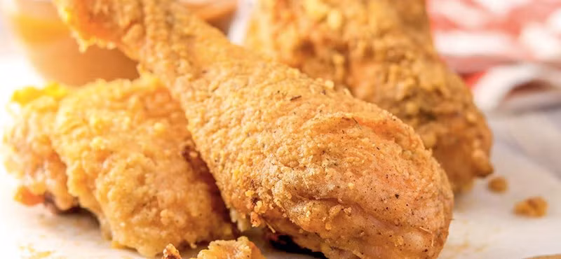 Phết chanh hoặc giấm để da thịt giòn hơn: Muốn phần da thịt khi chiên đạt độ giòn hoàn hảo, hãy phết một lớp mỏng nước cốt chanh hoặc giấm lên da trước khi chiên. Thành phẩm sẽ vàng ruộm, giòn rụm hấp dẫn.