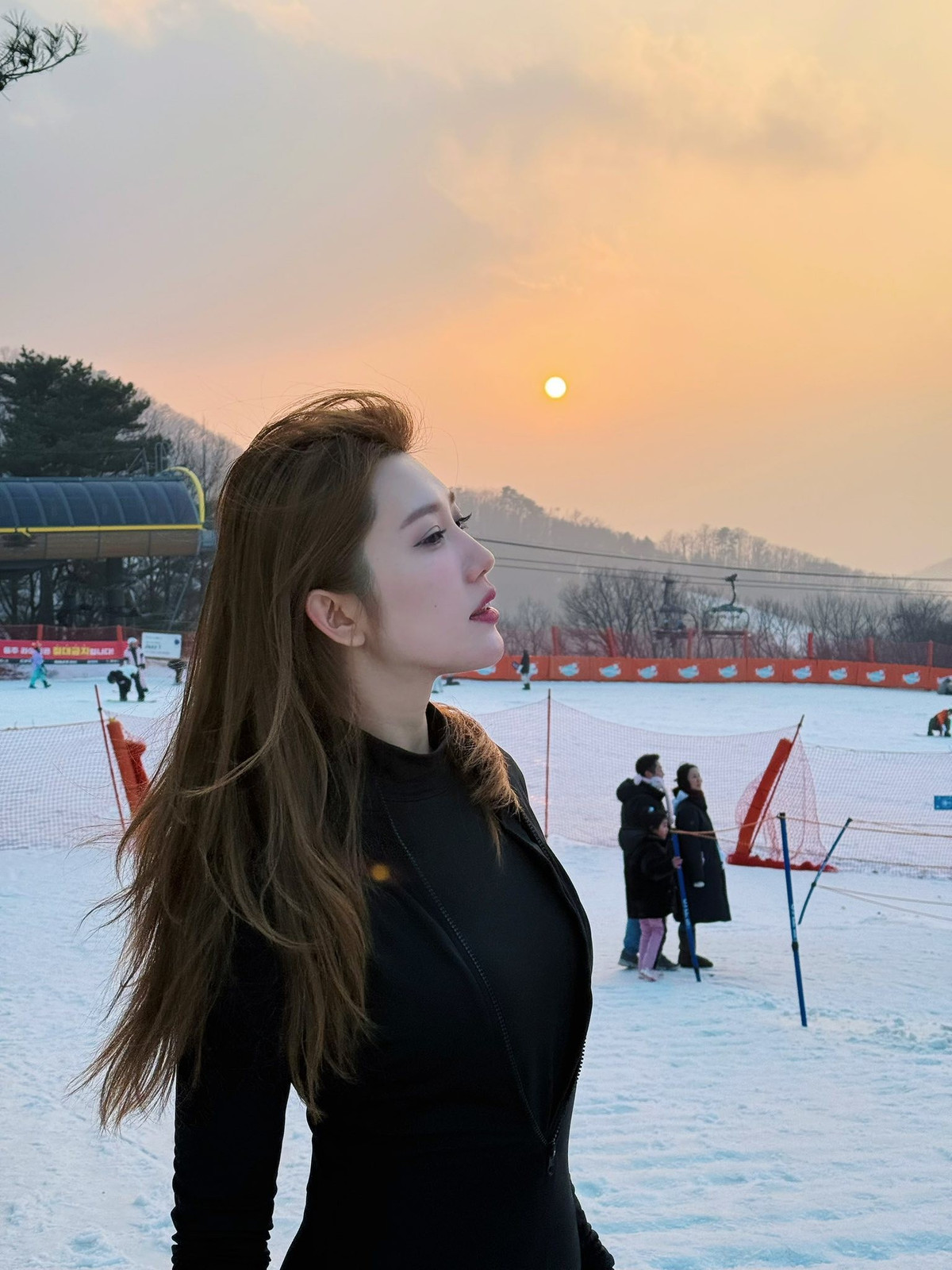 Trong những bức ảnh dạo chơi giữa trời tuyết, cô diện trang phục mùa đông trẻ trung, khỏe khoắn, vừa đảm bảo giữ ấm vừa tôn lên vóc dáng cân đối.