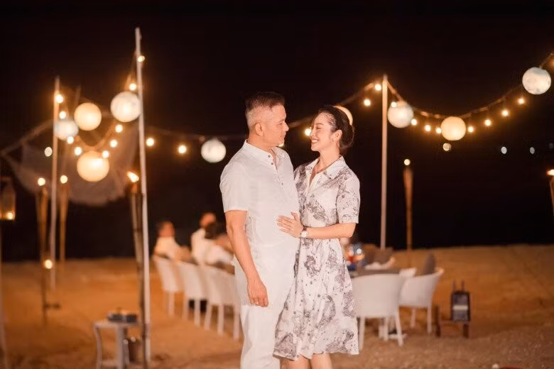 Jennifer Phạm từng chia sẻ cô luôn được ông xã yêu chiều và đồng hành trong mọi việc. Dù bận rộn, doanh nhân Đức Hải luôn sắp xếp thời gian để cùng vợ tham gia các sự kiện.