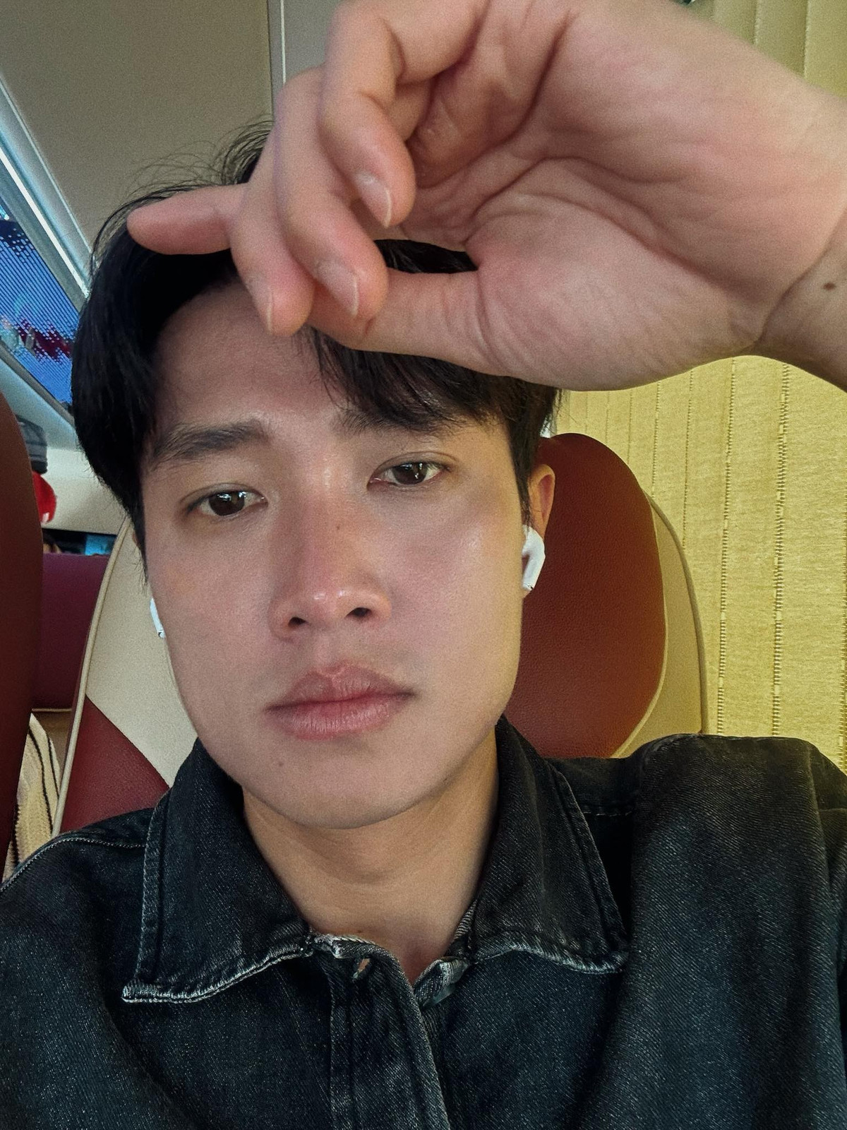 Quốc Trường chia sẻ: "Đi xe khách về lại thành phố, ngồi kế bên cô bé dễ thương. Định làm quen nhưng hơi ngại." Ảnh: FB Nguyễn Quốc Trường