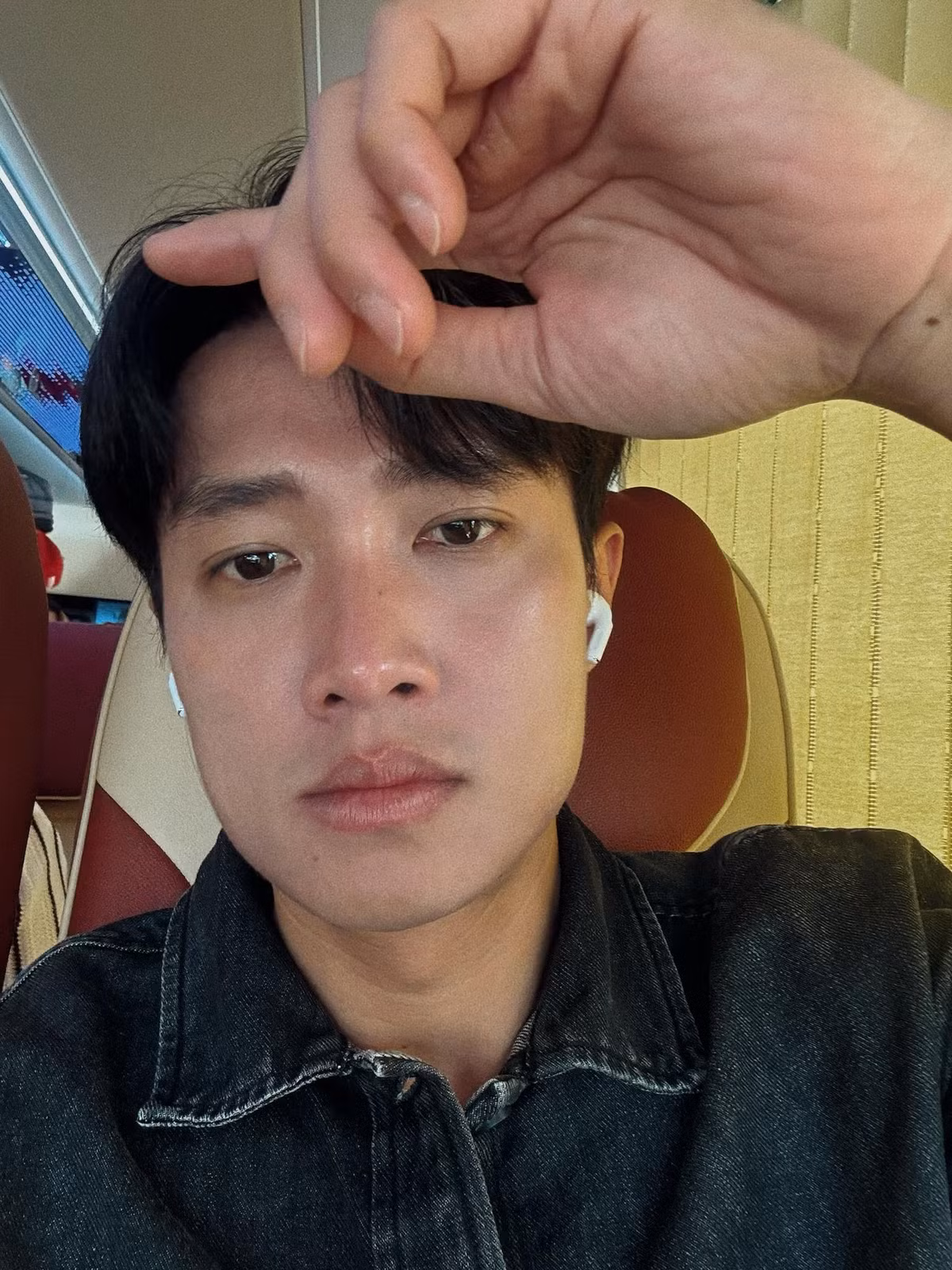 Quốc Trường chia sẻ: "Đi xe khách về lại thành phố, ngồi kế bên cô bé dễ thương. Định làm quen nhưng hơi ngại." Ảnh: FB Nguyễn Quốc Trường