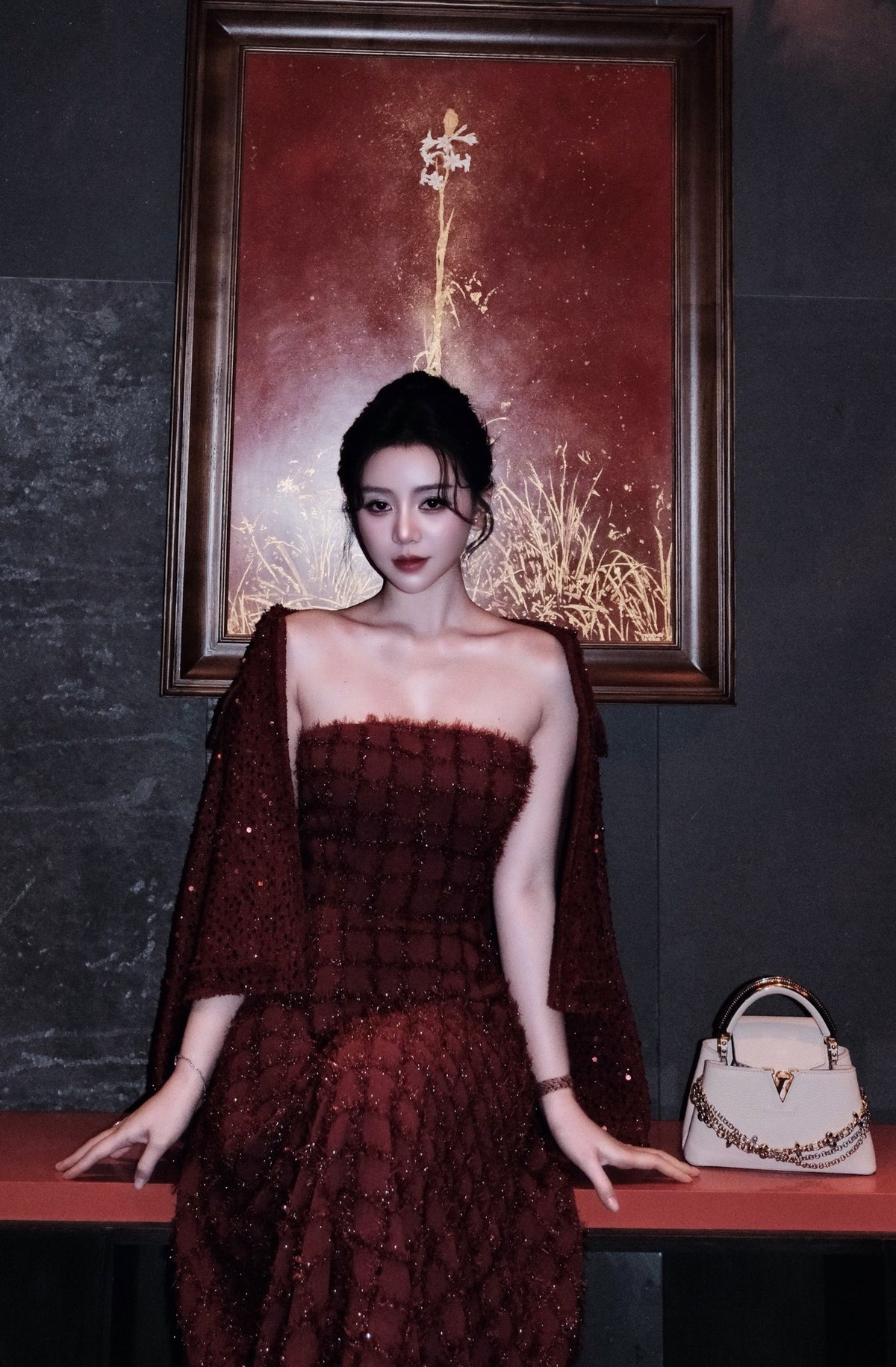 Khán giả dễ dàng nhận thấy một Quỳnh Kool hiện đại, quyến rũ khác xa với hình ảnh người chị tảo tần trên phim.