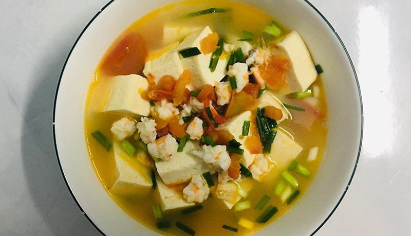 Ngoài ra, để bổ sung thêm dinh dưỡng cho gia đình, canh đậu hũ nấu tôm cũng là lựa chọn hợp lý. Tôm được xào sơ cho dậy mùi rồi nấu cùng đậu hũ mềm mịn, tạo nên vị ngọt thanh tự nhiên.