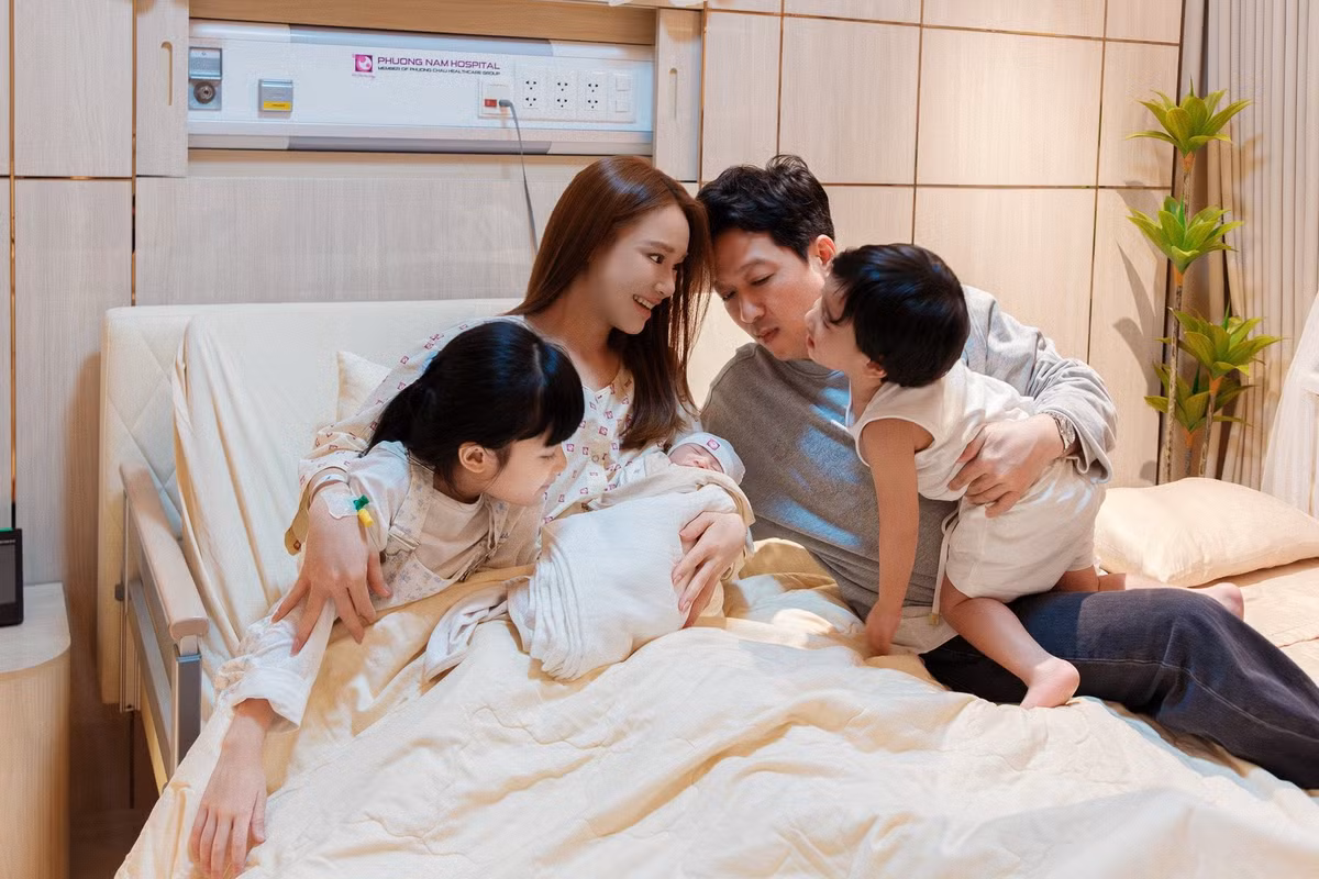 Diễn viên sinh con thứ ba hôm 23/1. Cô từng cho biết tăng khoảng 11 kg ở những tháng cuối thai kỳ, gặp một số vấn đề về nội tiết, da nám sạm.