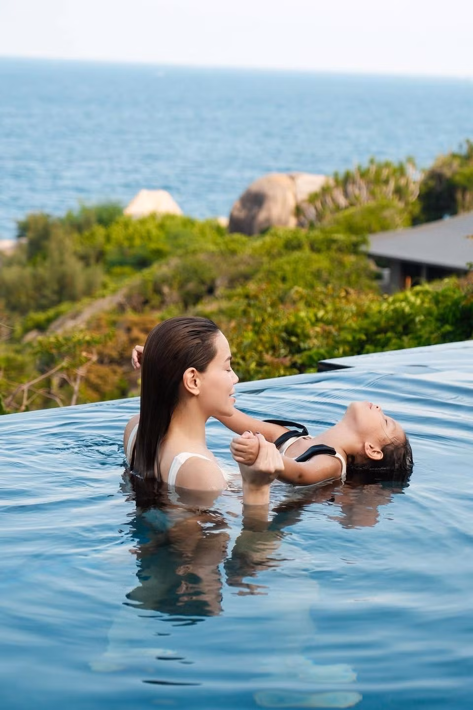 Càng lớn Lisa càng biểu hiện sự điệu đà, yêu thích thời trang. Ảnh: FB Ho Ngoc Ha