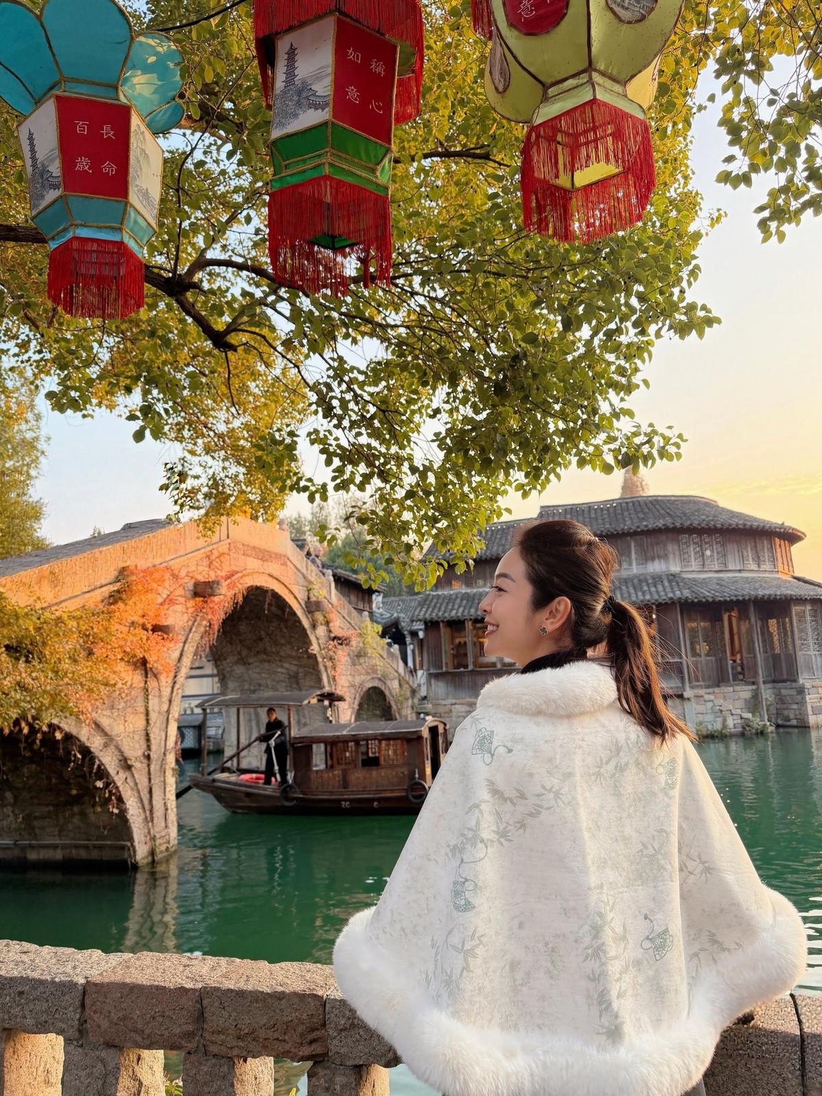 Cả hai không ngần ngại thể hiện tình cảm và thỉnh thoảng còn diện trang phục đôi trong các chuyến đi chơi.