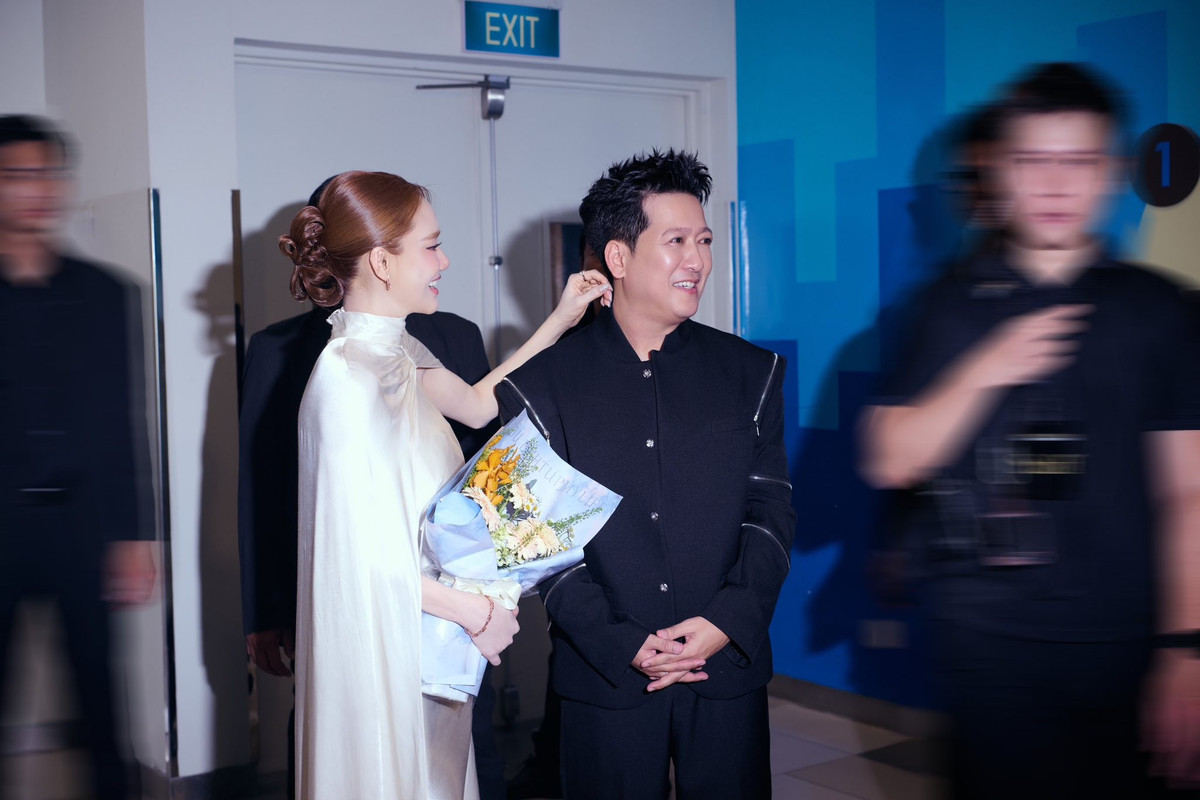 Cô lựa chọn chiếc đầm cúp ngực phom bút chì dài chạm đất, kết hợp lớp cape voan mỏng phủ bên ngoài tạo điểm nhấn mềm mại. Phần thân váy ôm vừa vặn giúp bà xã Trường Giang khoe bờ vai thanh mảnh cùng vòng eo thon thả.