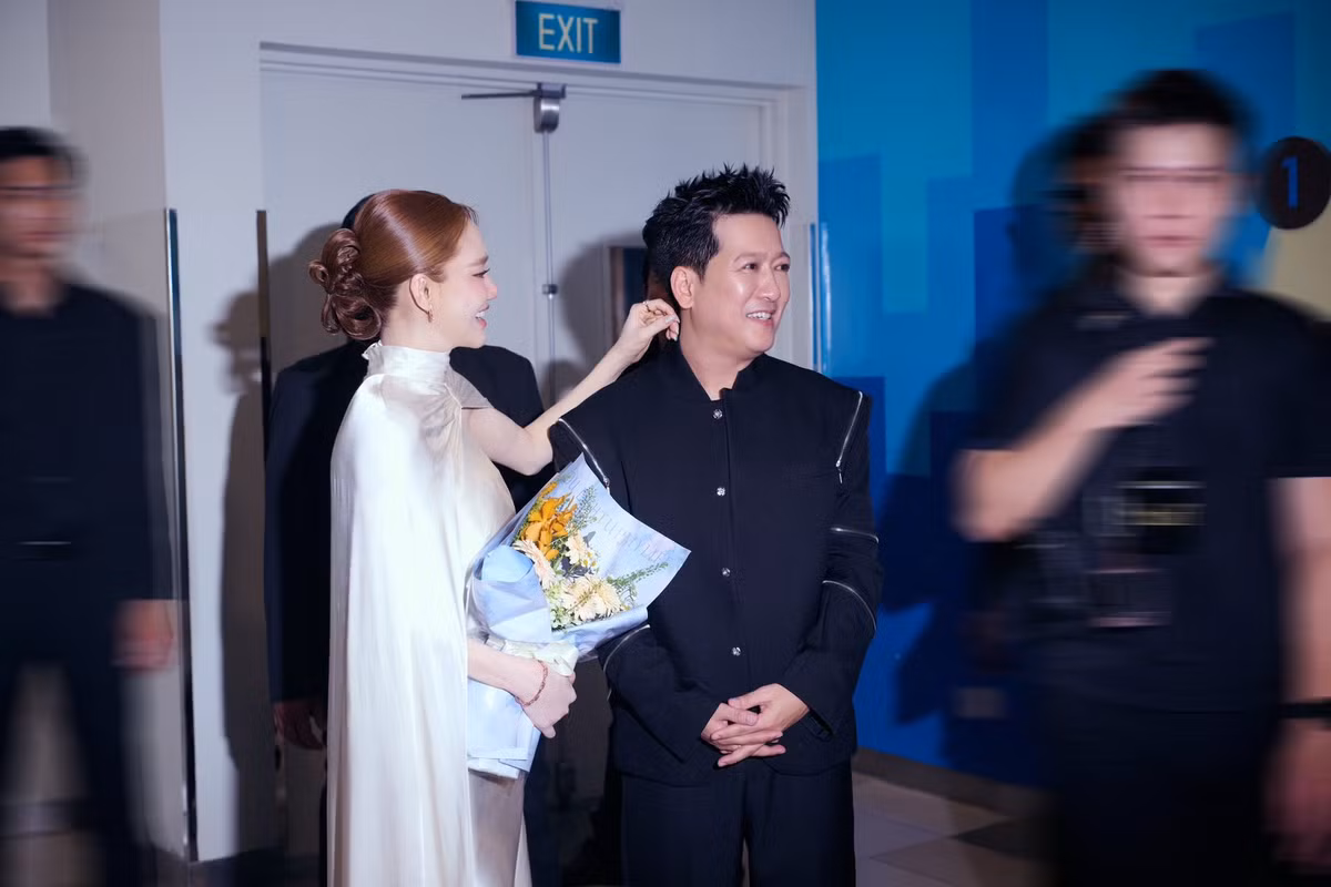 Cô lựa chọn chiếc đầm cúp ngực phom bút chì dài chạm đất, kết hợp lớp cape voan mỏng phủ bên ngoài tạo điểm nhấn mềm mại. Phần thân váy ôm vừa vặn giúp bà xã Trường Giang khoe bờ vai thanh mảnh cùng vòng eo thon thả.