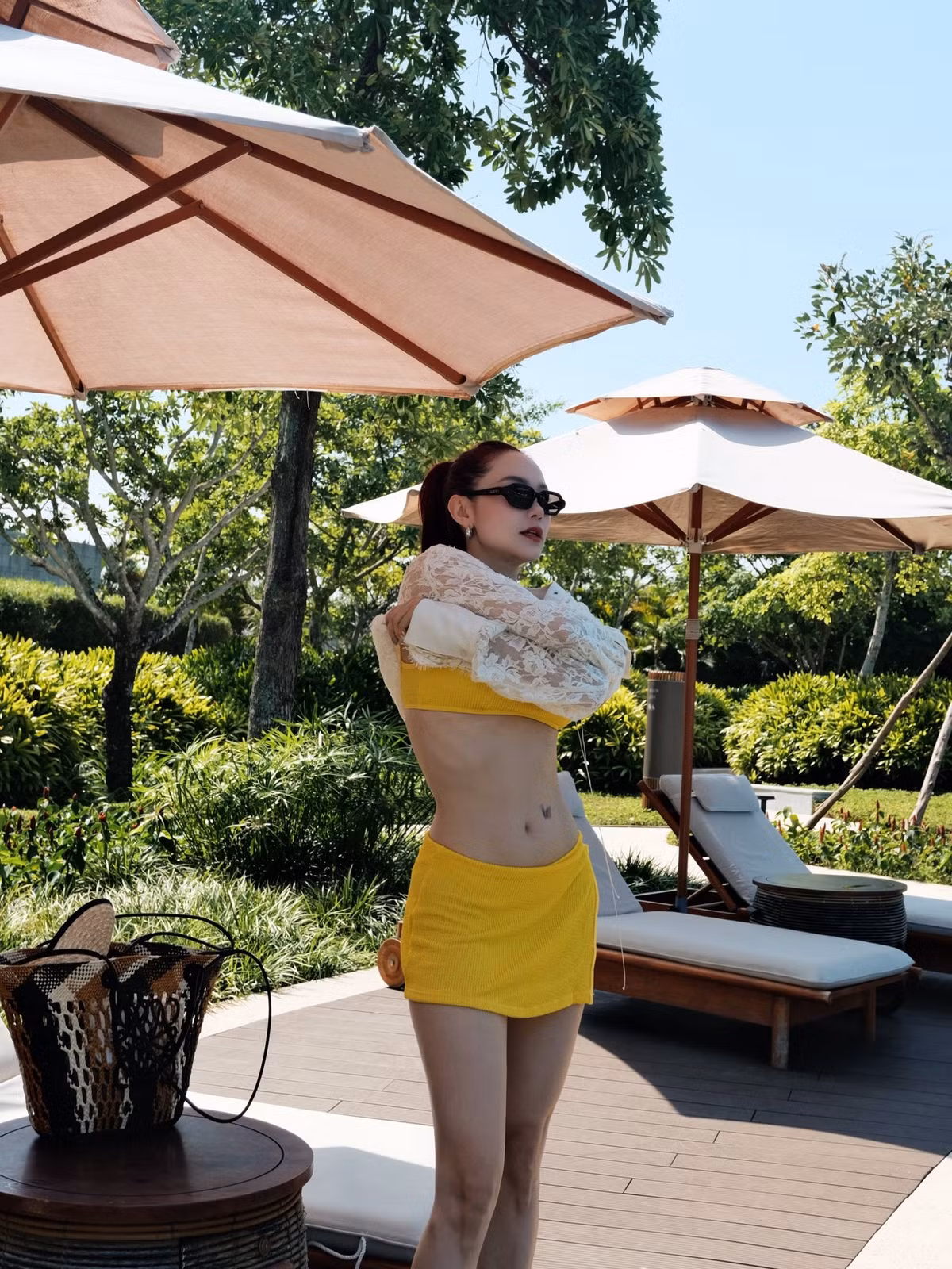 Nữ ca sĩ khoe trọn vóc dáng thon gọn, vòng eo phẳng lì, săn chắc cùng làn da trắng sáng và thần thái tươi tắn đầy sức sống, nhận về cơn mưa lời khen từ công chúng.