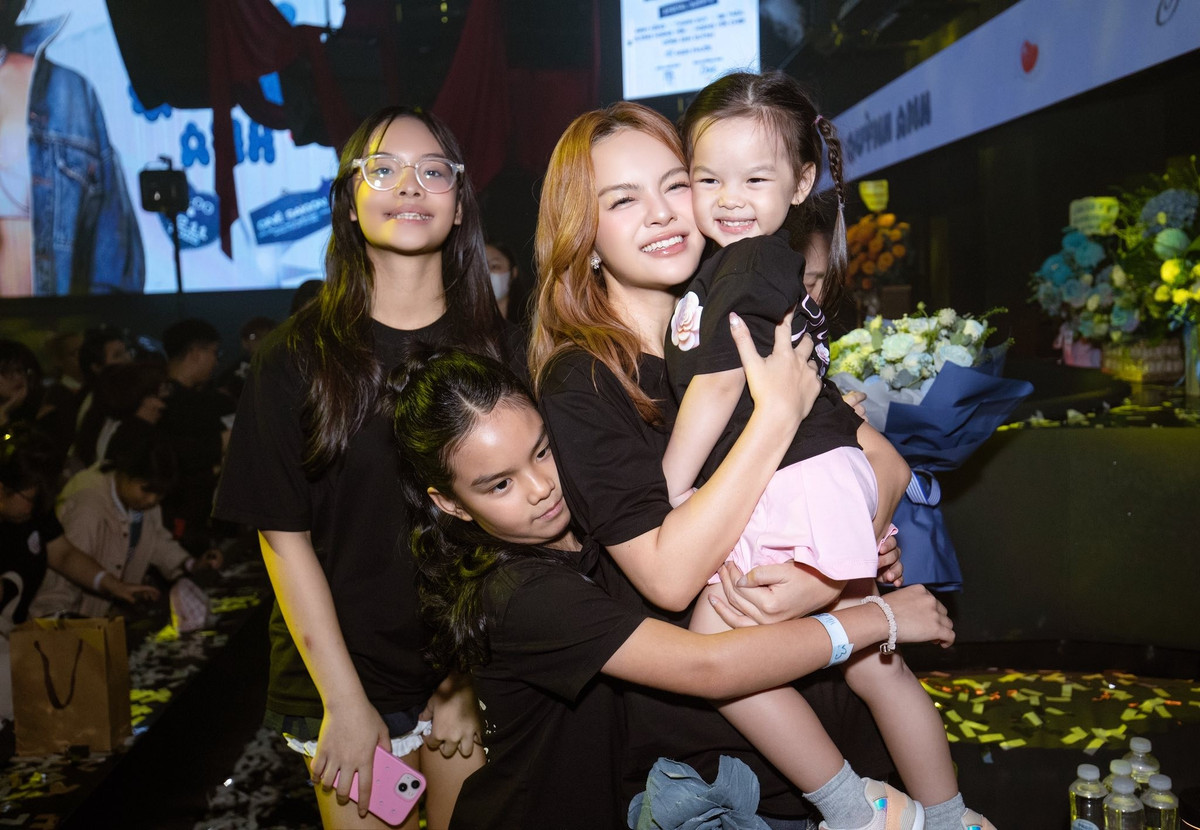 Phạm Quỳnh Anh nhớ khoảnh khắc bên ba con gái và bày tỏ cô luôn tự hào khi sinh ra những em bé hiểu chuyện. Ảnh: FB Phạm Quỳnh Anh