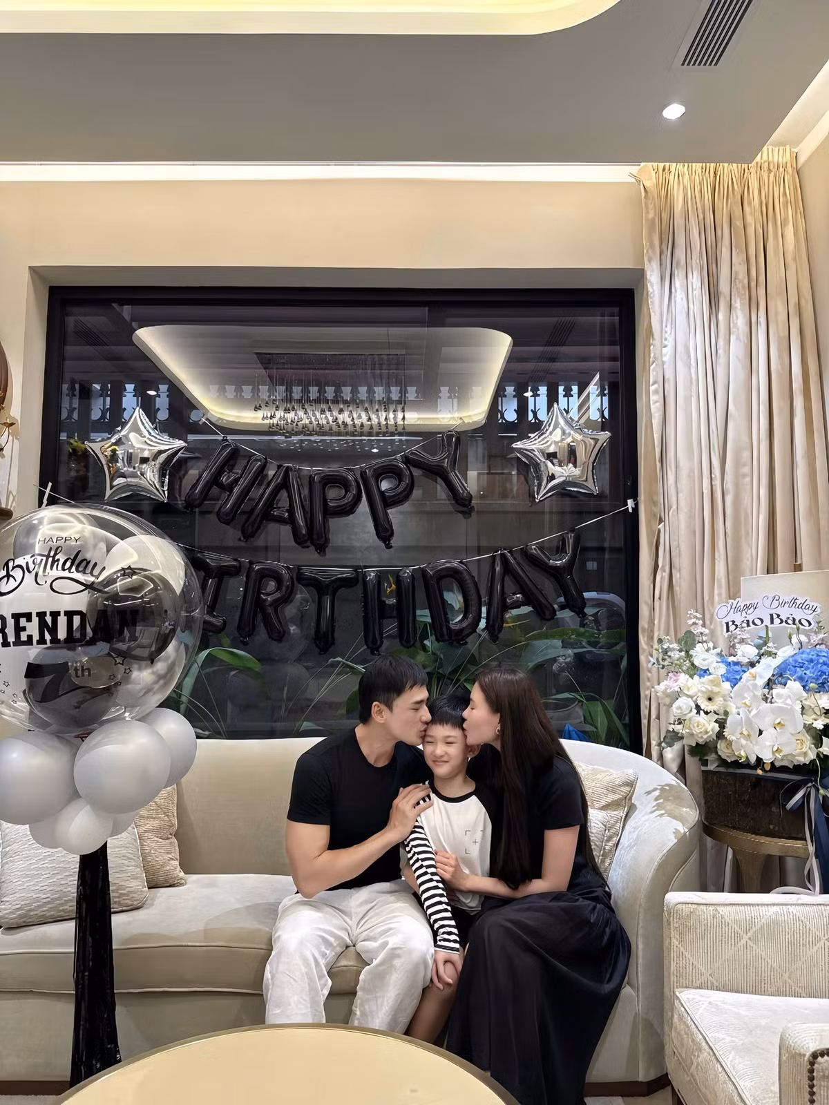 Vợ chồng Lương Thế Thành - Thuý Diễm mừng sinh nhật con trai. Ảnh: FB Nguyễn Ngọc Thuý Diễm