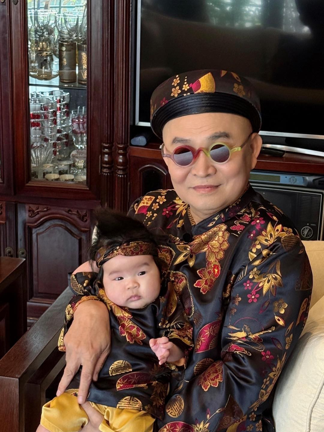 NSƯT Xuân Hinh cùng cháu trai may áo dài mới, chuẩn bị đón chào lễ Quốc khánh 2/9. Ảnh: FB Xuân Hinh