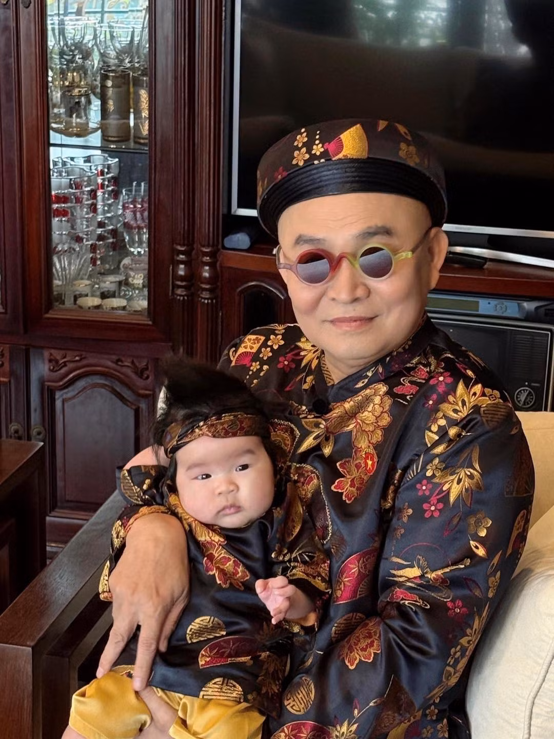 NSƯT Xuân Hinh cùng cháu trai may áo dài mới, chuẩn bị đón chào lễ Quốc khánh 2/9. Ảnh: FB Xuân Hinh